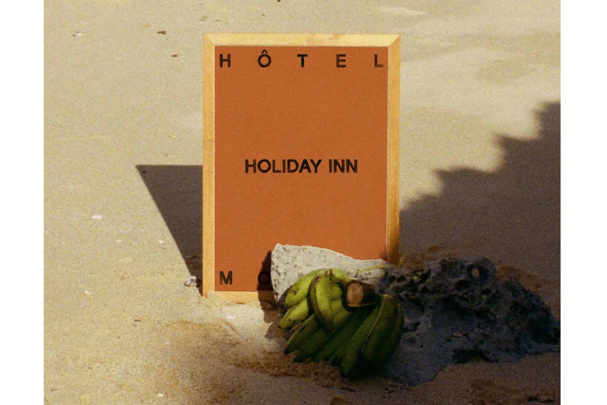 HOTELMAGIQUEはMilouNeelenによって生み出されたブランドです。彼女はフリーランスの仕事を経て、ファッションブランド、スコッチ&amp;amp;ソーダに3年間勤務し、グラフィックデザインの経験を積み、多くのコレクションのプリントやパターンをデザインしました。そして、2013年より独立して活動します。パリのアパートメントからアメリカーナモーテル、ウェスアンダーソンまでレトロなインスピレーションを得たこれらのグラフィックプリントは、シンプルでありながら美しいデザインです。