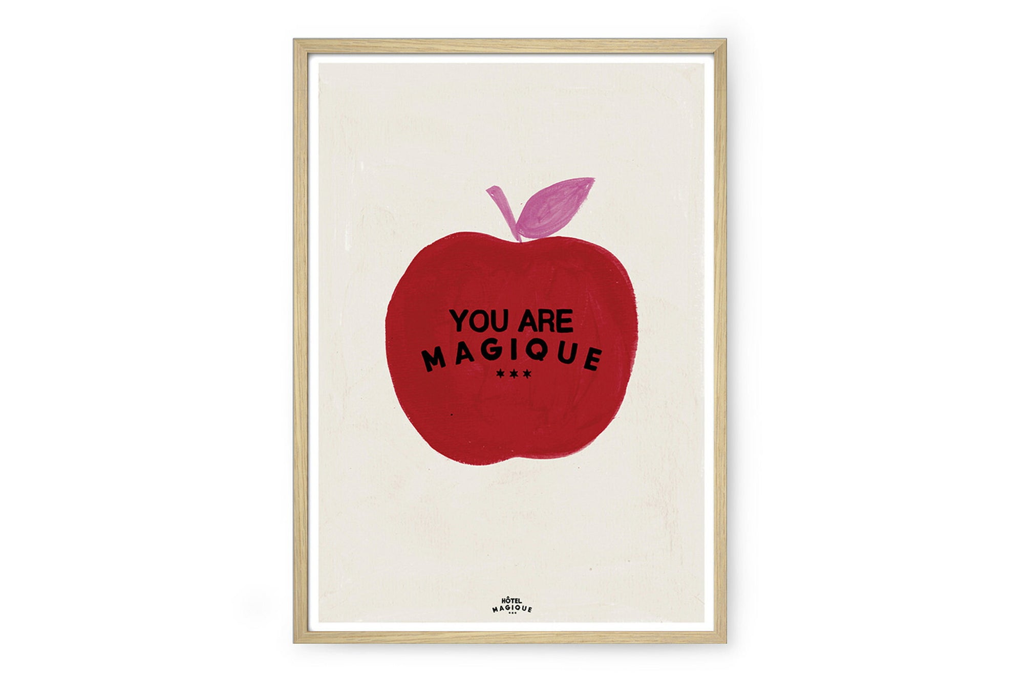 HOTELMAGIQUEはMilouNeelenによって生み出されたブランドです。彼女はフリーランスの仕事を経て、ファッションブランド、スコッチ&amp;ソーダに3年間勤務し、グラフィックデザインの経験を積み、多くのコレクションのプリントやパターンをデザインしました。そして、2013年より独立して活動します。パリのアパートメントからアメリカーナモーテル、ウェスアンダーソンまでレトロなインスピレーションを得たこれらのグラフィックプリントは、シンプルでありながら美しいデザインです。