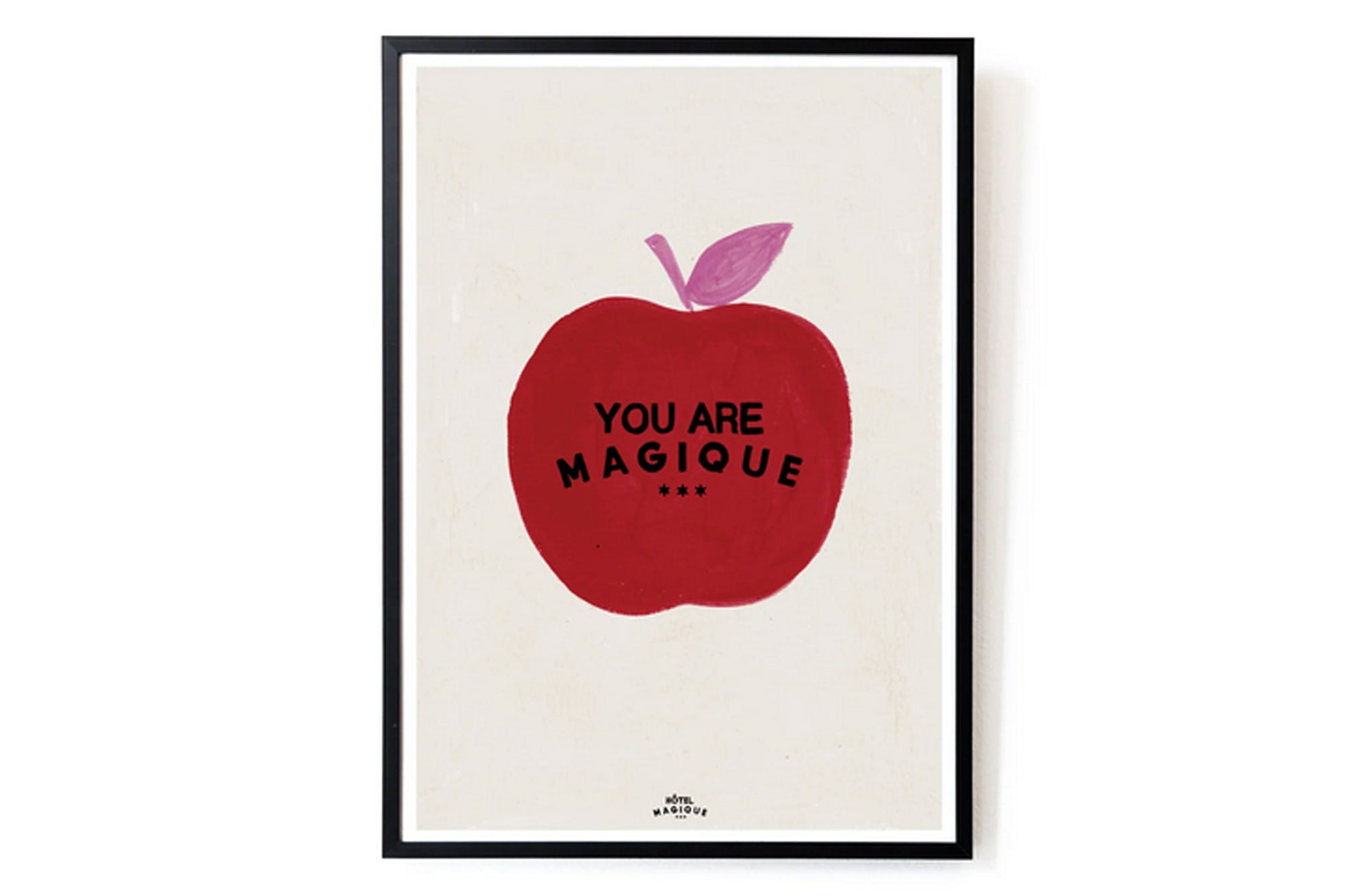 HOTELMAGIQUEはMilouNeelenによって生み出されたブランドです。彼女はフリーランスの仕事を経て、ファッションブランド、スコッチ&amp;amp;ソーダに3年間勤務し、グラフィックデザインの経験を積み、多くのコレクションのプリントやパターンをデザインしました。そして、2013年より独立して活動します。パリのアパートメントからアメリカーナモーテル、ウェスアンダーソンまでレトロなインスピレーションを得たこれらのグラフィックプリントは、シンプルでありながら美しいデザインです。