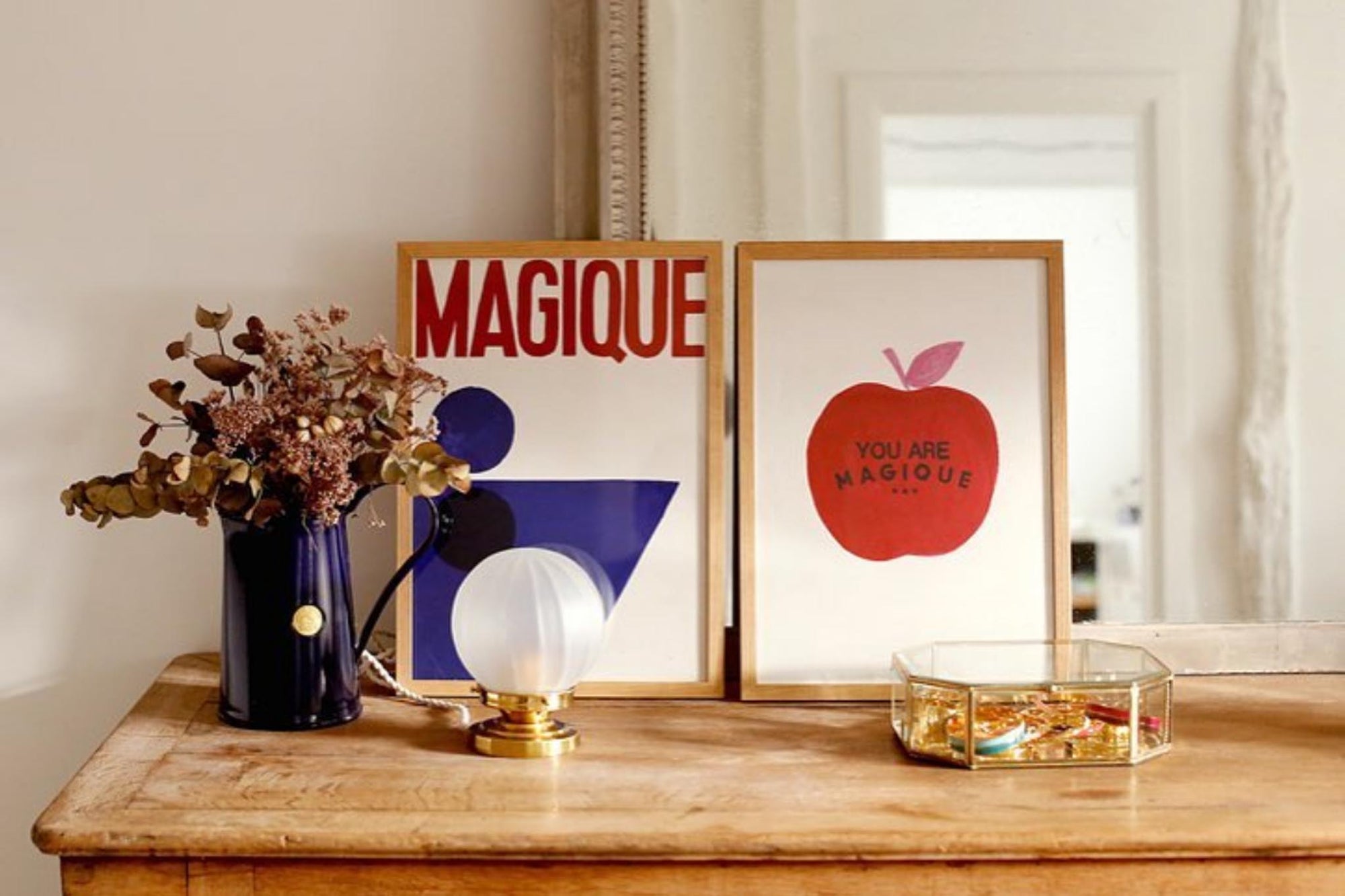 HOTELMAGIQUEはMilouNeelenによって生み出されたブランドです。彼女はフリーランスの仕事を経て、ファッションブランド、スコッチ&amp;amp;ソーダに3年間勤務し、グラフィックデザインの経験を積み、多くのコレクションのプリントやパターンをデザインしました。そして、2013年より独立して活動します。パリのアパートメントからアメリカーナモーテル、ウェスアンダーソンまでレトロなインスピレーションを得たこれらのグラフィックプリントは、シンプルでありながら美しいデザインです。