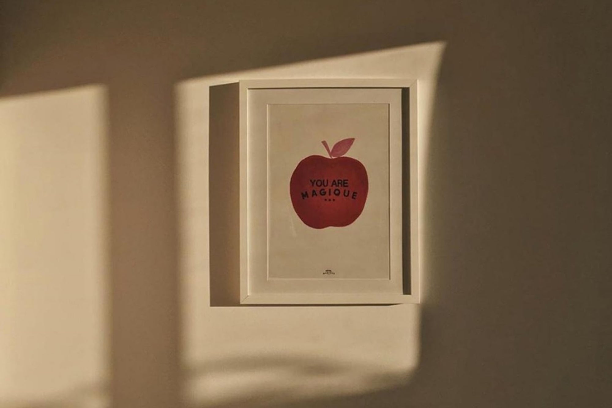 HOTELMAGIQUEはMilouNeelenによって生み出されたブランドです。彼女はフリーランスの仕事を経て、ファッションブランド、スコッチ&amp;amp;ソーダに3年間勤務し、グラフィックデザインの経験を積み、多くのコレクションのプリントやパターンをデザインしました。そして、2013年より独立して活動します。パリのアパートメントからアメリカーナモーテル、ウェスアンダーソンまでレトロなインスピレーションを得たこれらのグラフィックプリントは、シンプルでありながら美しいデザインです。