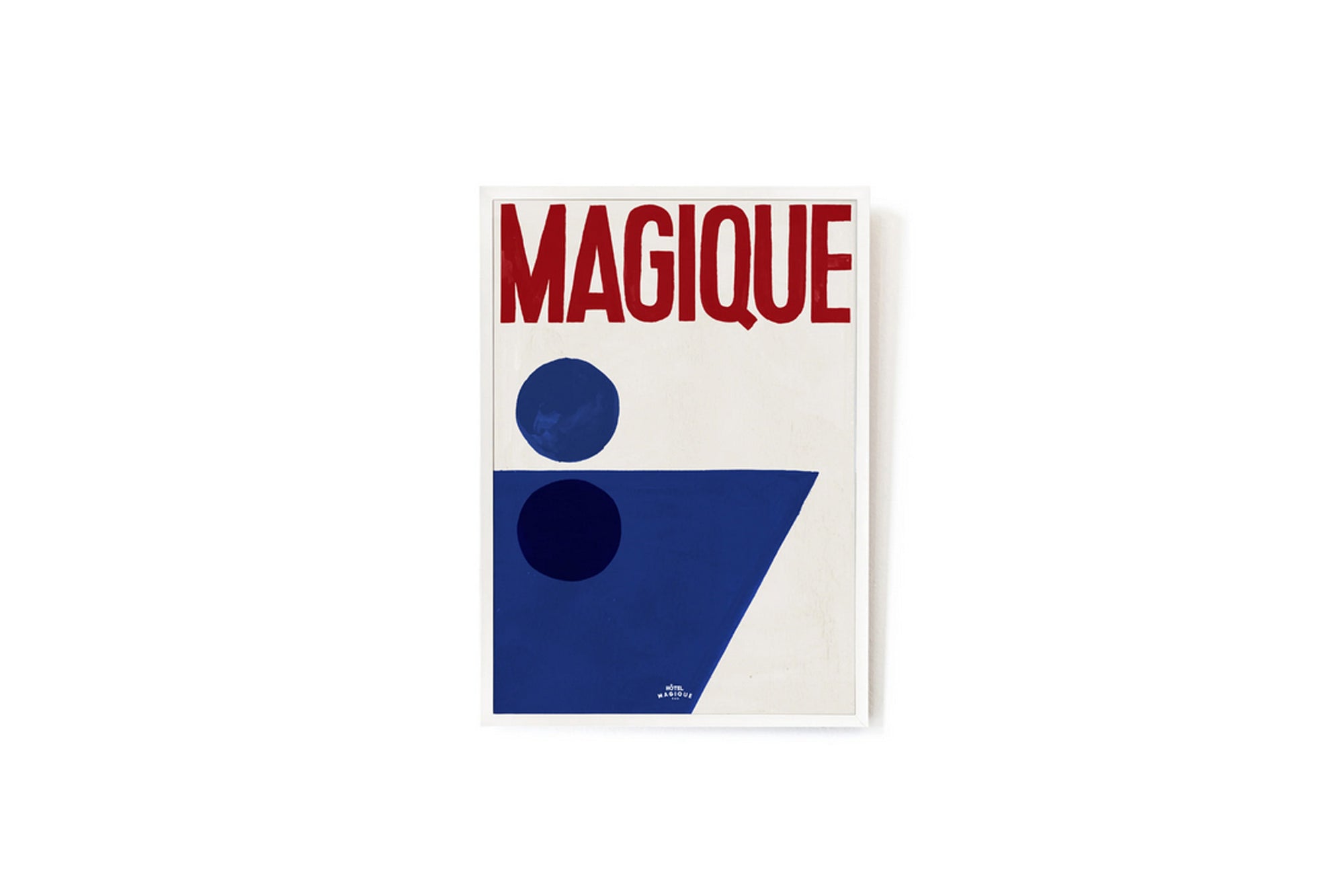 HOTELMAGIQUEはMilouNeelenによって生み出されたブランドです。彼女はフリーランスの仕事を経て、ファッションブランド、スコッチ&amp;amp;ソーダに3年間勤務し、グラフィックデザインの経験を積み、多くのコレクションのプリントやパターンをデザインしました。そして、2013年より独立して活動します。パリのアパートメントからアメリカーナモーテル、ウェスアンダーソンまでレトロなインスピレーションを得たこれらのグラフィックプリントは、シンプルでありながら美しいデザインです。