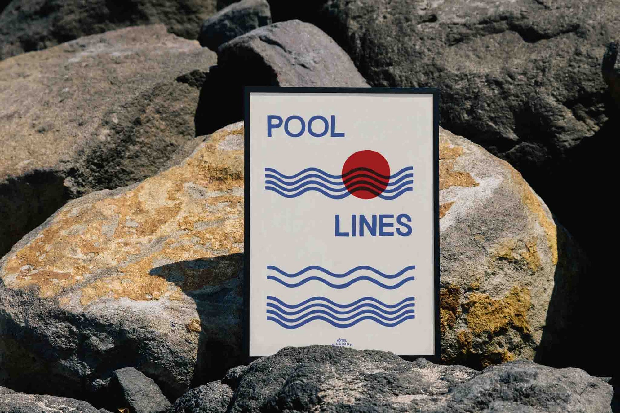 HOTELMAGIQUEはMilouNeelenによって生み出されたブランドです。彼女はフリーランスの仕事を経て、ファッションブランド、スコッチ&amp;amp;ソーダに3年間勤務し、グラフィックデザインの経験を積み、多くのコレクションのプリントやパターンをデザインしました。そして、2013年より独立して活動します。パリのアパートメントからアメリカーナモーテル、ウェスアンダーソンまでレトロなインスピレーションを得たこれらのグラフィックプリントは、シンプルでありながら美しいデザインです。