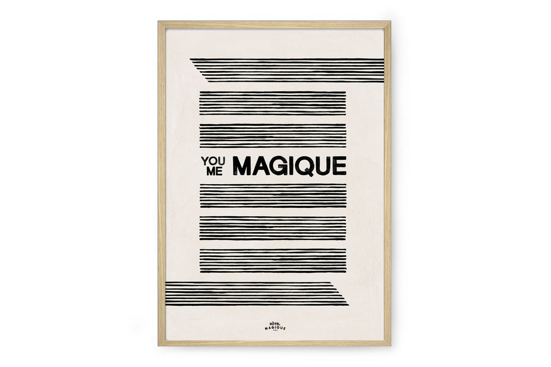 HOTELMAGIQUEはMilouNeelenによって生み出されたブランドです。彼女はフリーランスの仕事を経て、ファッションブランド、スコッチ&amp;ソーダに3年間勤務し、グラフィックデザインの経験を積み、多くのコレクションのプリントやパターンをデザインしました。そして、2013年より独立して活動します。パリのアパートメントからアメリカーナモーテル、ウェスアンダーソンまでレトロなインスピレーションを得たこれらのグラフィックプリントは、シンプルでありながら美しいデザインです。