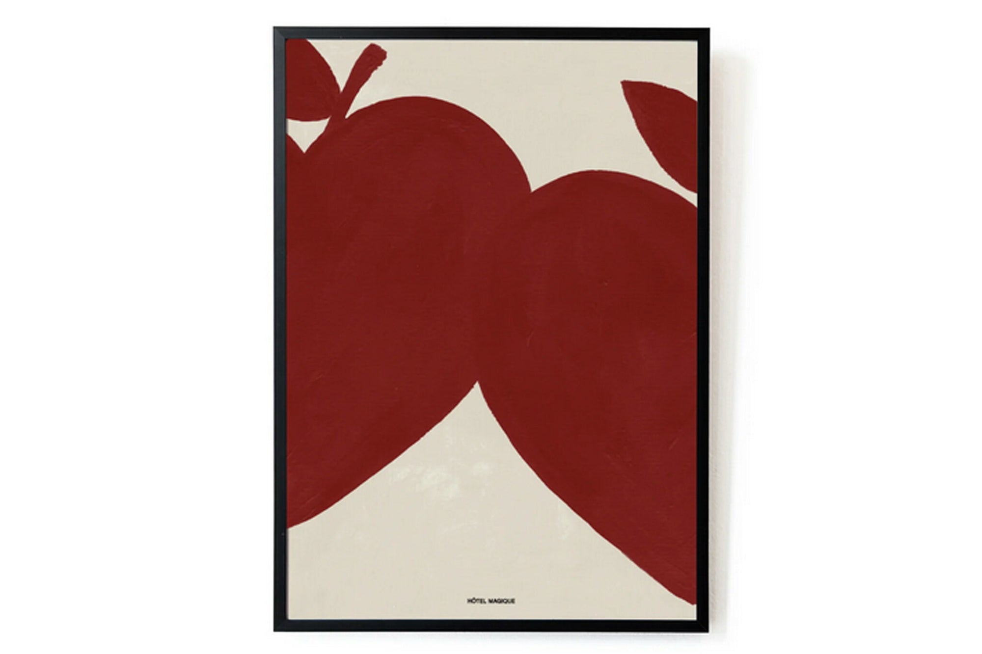 HOTELMAGIQUEはMilouNeelenによって生み出されたブランドです。彼女はフリーランスの仕事を経て、ファッションブランド、スコッチ&amp;amp;ソーダに3年間勤務し、グラフィックデザインの経験を積み、多くのコレクションのプリントやパターンをデザインしました。そして、2013年より独立して活動します。パリのアパートメントからアメリカーナモーテル、ウェスアンダーソンまでレトロなインスピレーションを得たこれらのグラフィックプリントは、シンプルでありながら美しいデザインです。