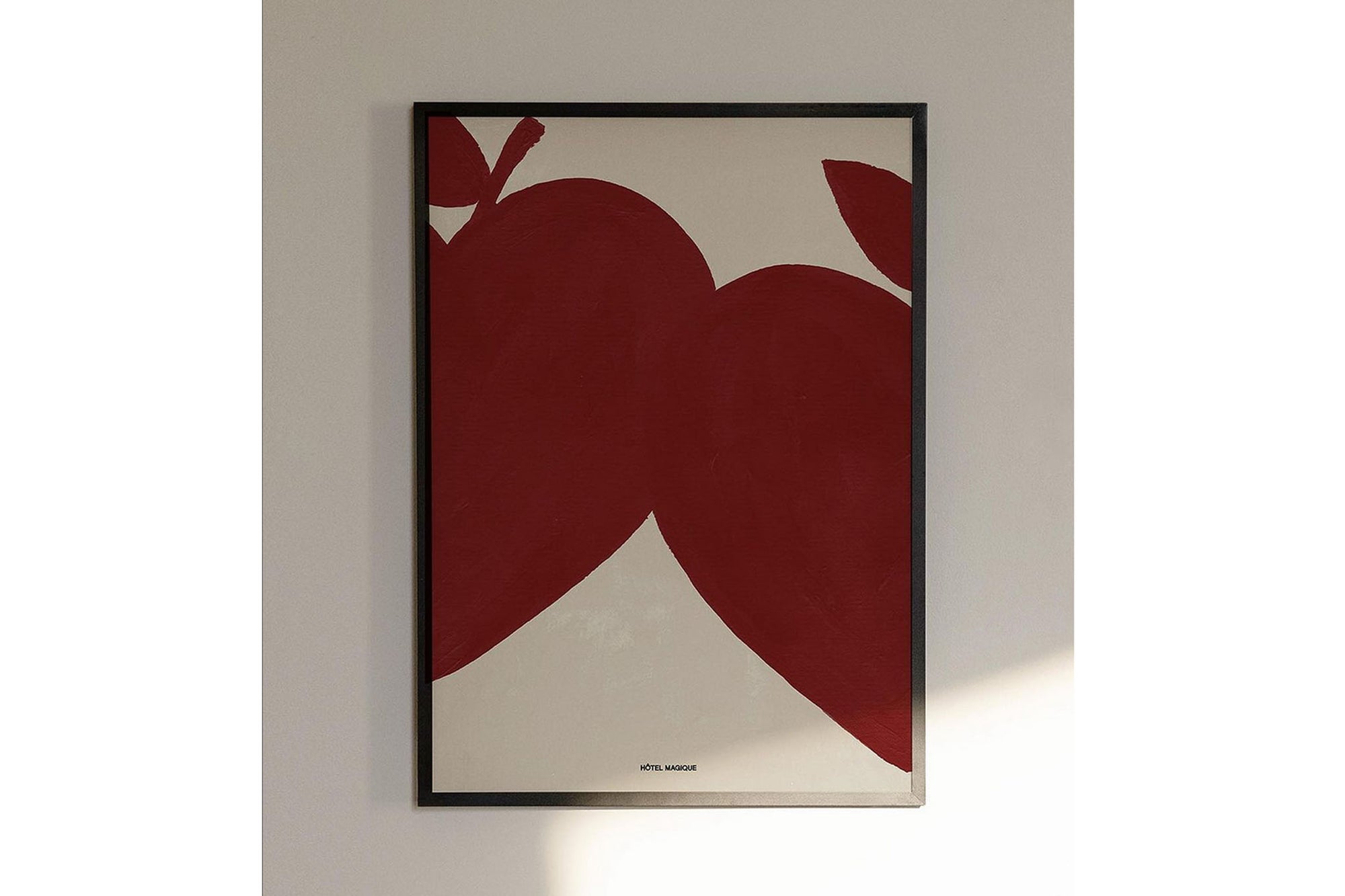 HOTELMAGIQUEはMilouNeelenによって生み出されたブランドです。彼女はフリーランスの仕事を経て、ファッションブランド、スコッチ&amp;amp;ソーダに3年間勤務し、グラフィックデザインの経験を積み、多くのコレクションのプリントやパターンをデザインしました。そして、2013年より独立して活動します。パリのアパートメントからアメリカーナモーテル、ウェスアンダーソンまでレトロなインスピレーションを得たこれらのグラフィックプリントは、シンプルでありながら美しいデザインです。