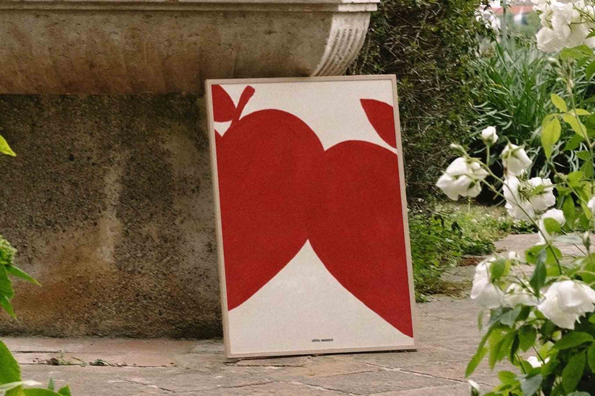 HOTELMAGIQUEはMilouNeelenによって生み出されたブランドです。彼女はフリーランスの仕事を経て、ファッションブランド、スコッチ&amp;amp;ソーダに3年間勤務し、グラフィックデザインの経験を積み、多くのコレクションのプリントやパターンをデザインしました。そして、2013年より独立して活動します。パリのアパートメントからアメリカーナモーテル、ウェスアンダーソンまでレトロなインスピレーションを得たこれらのグラフィックプリントは、シンプルでありながら美しいデザインです。