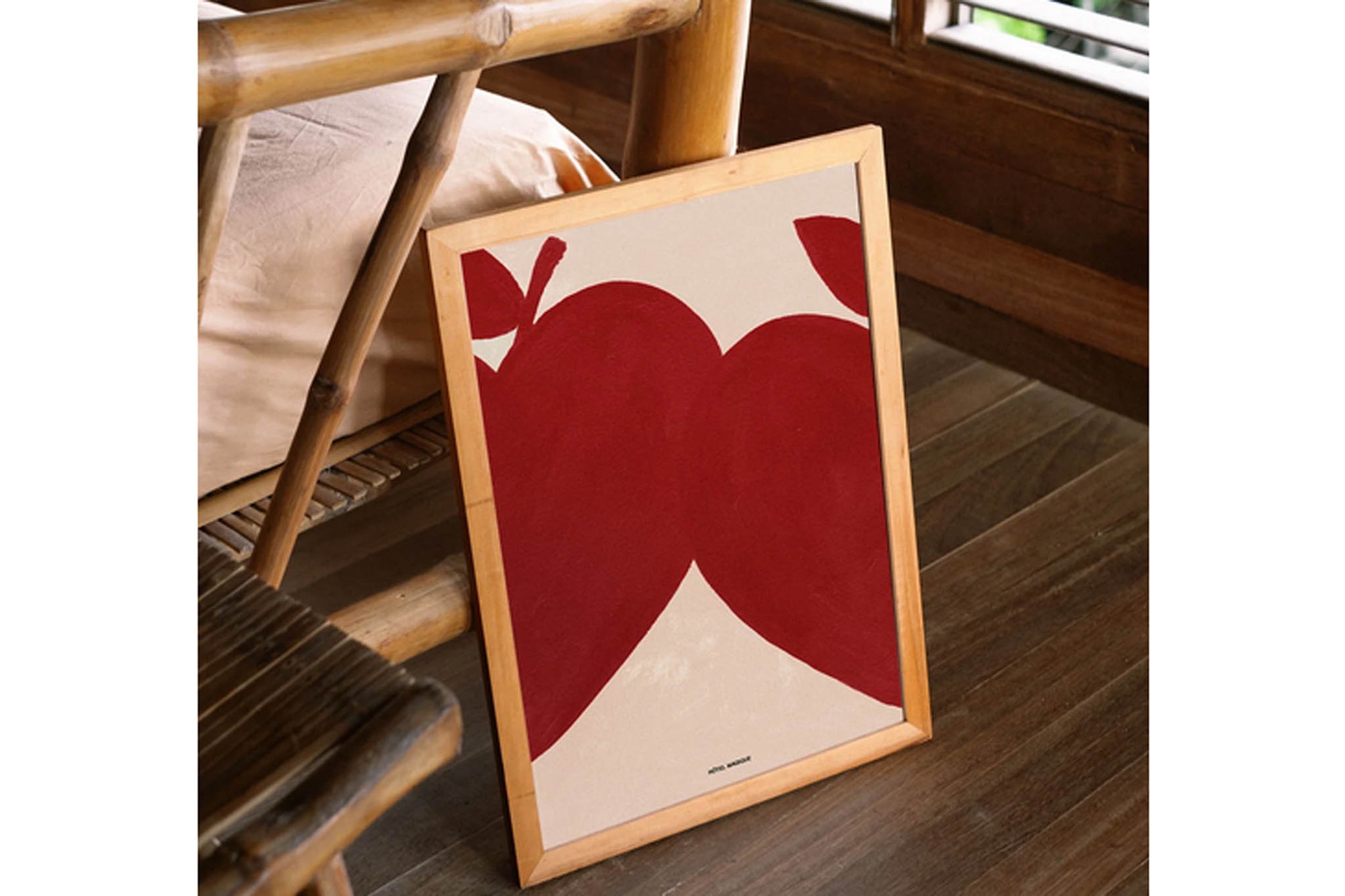 HOTELMAGIQUEはMilouNeelenによって生み出されたブランドです。彼女はフリーランスの仕事を経て、ファッションブランド、スコッチ&amp;amp;ソーダに3年間勤務し、グラフィックデザインの経験を積み、多くのコレクションのプリントやパターンをデザインしました。そして、2013年より独立して活動します。パリのアパートメントからアメリカーナモーテル、ウェスアンダーソンまでレトロなインスピレーションを得たこれらのグラフィックプリントは、シンプルでありながら美しいデザインです。