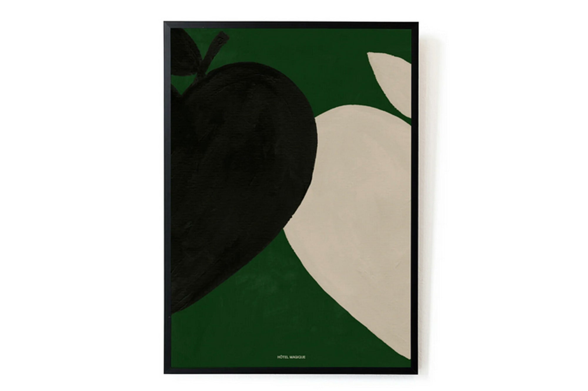 HOTELMAGIQUEはMilouNeelenによって生み出されたブランドです。彼女はフリーランスの仕事を経て、ファッションブランド、スコッチ&amp;amp;ソーダに3年間勤務し、グラフィックデザインの経験を積み、多くのコレクションのプリントやパターンをデザインしました。そして、2013年より独立して活動します。パリのアパートメントからアメリカーナモーテル、ウェスアンダーソンまでレトロなインスピレーションを得たこれらのグラフィックプリントは、シンプルでありながら美しいデザインです。