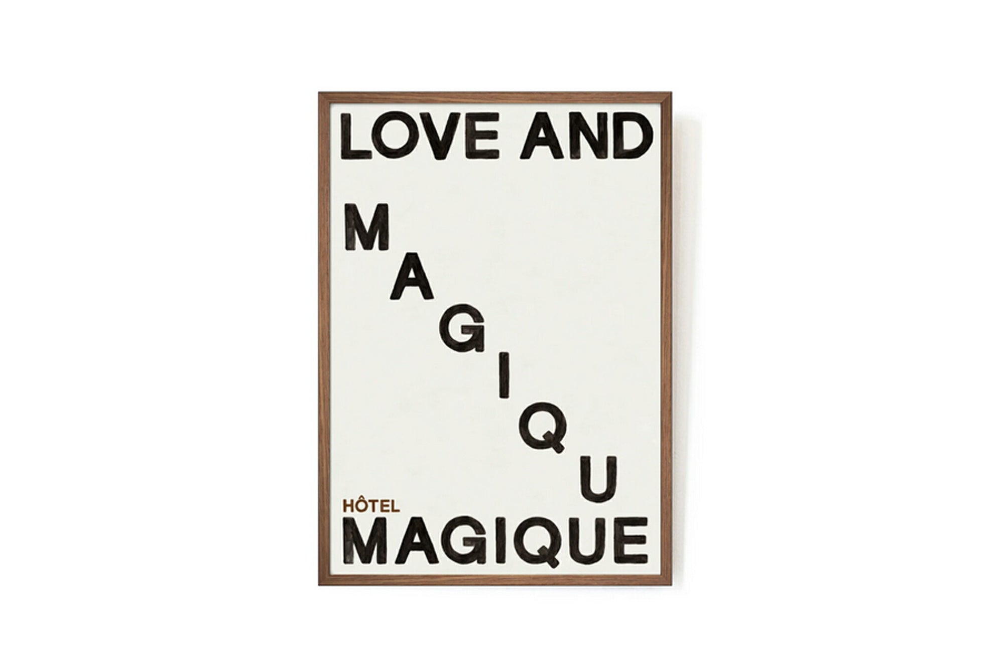 HOTELMAGIQUEはMilouNeelenによって生み出されたブランドです。彼女はフリーランスの仕事を経て、ファッションブランド、スコッチ&amp;amp;ソーダに3年間勤務し、グラフィックデザインの経験を積み、多くのコレクションのプリントやパターンをデザインしました。そして、2013年より独立して活動します。パリのアパートメントからアメリカーナモーテル、ウェスアンダーソンまでレトロなインスピレーションを得たこれらのグラフィックプリントは、シンプルでありながら美しいデザインです。