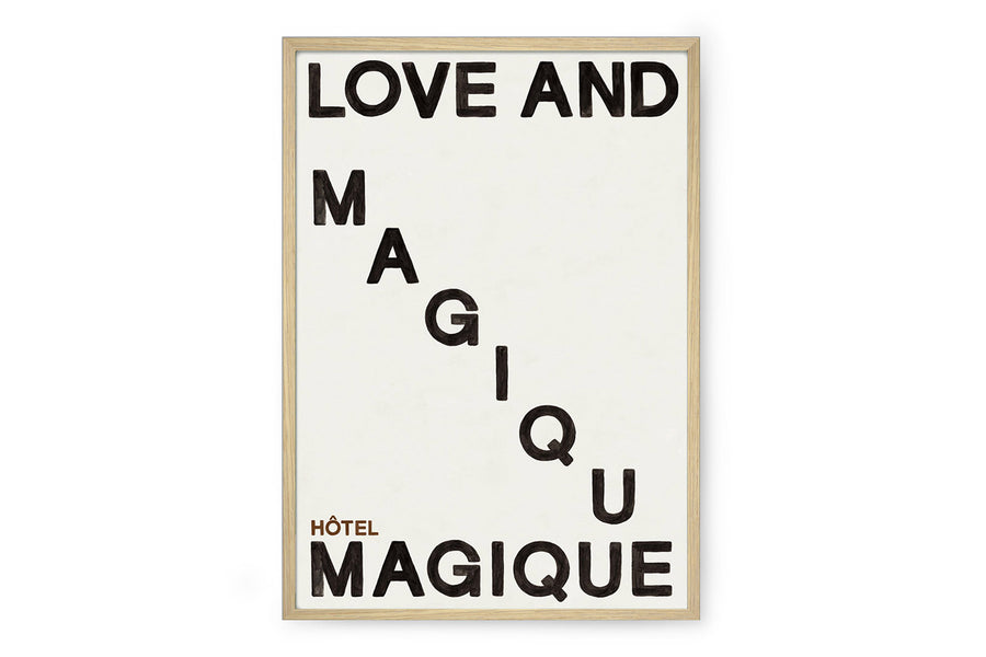 HOTELMAGIQUEはMilouNeelenによって生み出されたブランドです。彼女はフリーランスの仕事を経て、ファッションブランド、スコッチ&amp;ソーダに3年間勤務し、グラフィックデザインの経験を積み、多くのコレクションのプリントやパターンをデザインしました。そして、2013年より独立して活動します。パリのアパートメントからアメリカーナモーテル、ウェスアンダーソンまでレトロなインスピレーションを得たこれらのグラフィックプリントは、シンプルでありながら美しいデザインです。
