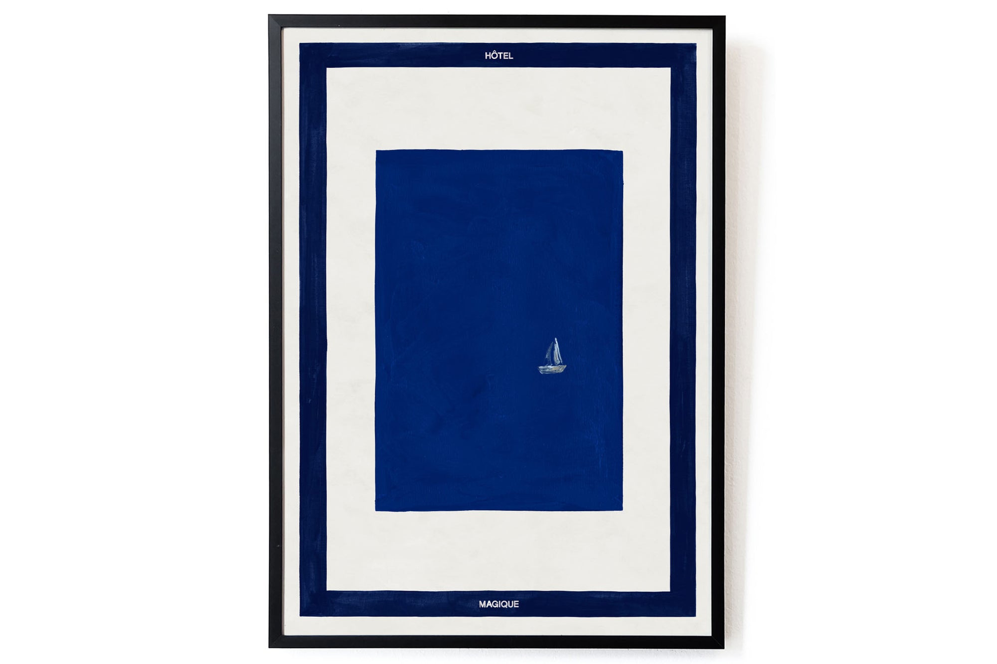 HOTELMAGIQUEはMilouNeelenによって生み出されたブランドです。彼女はフリーランスの仕事を経て、ファッションブランド、スコッチ&amp;amp;ソーダに3年間勤務し、グラフィックデザインの経験を積み、多くのコレクションのプリントやパターンをデザインしました。そして、2013年より独立して活動します。パリのアパートメントからアメリカーナモーテル、ウェスアンダーソンまでレトロなインスピレーションを得たこれらのグラフィックプリントは、シンプルでありながら美しいデザインです。