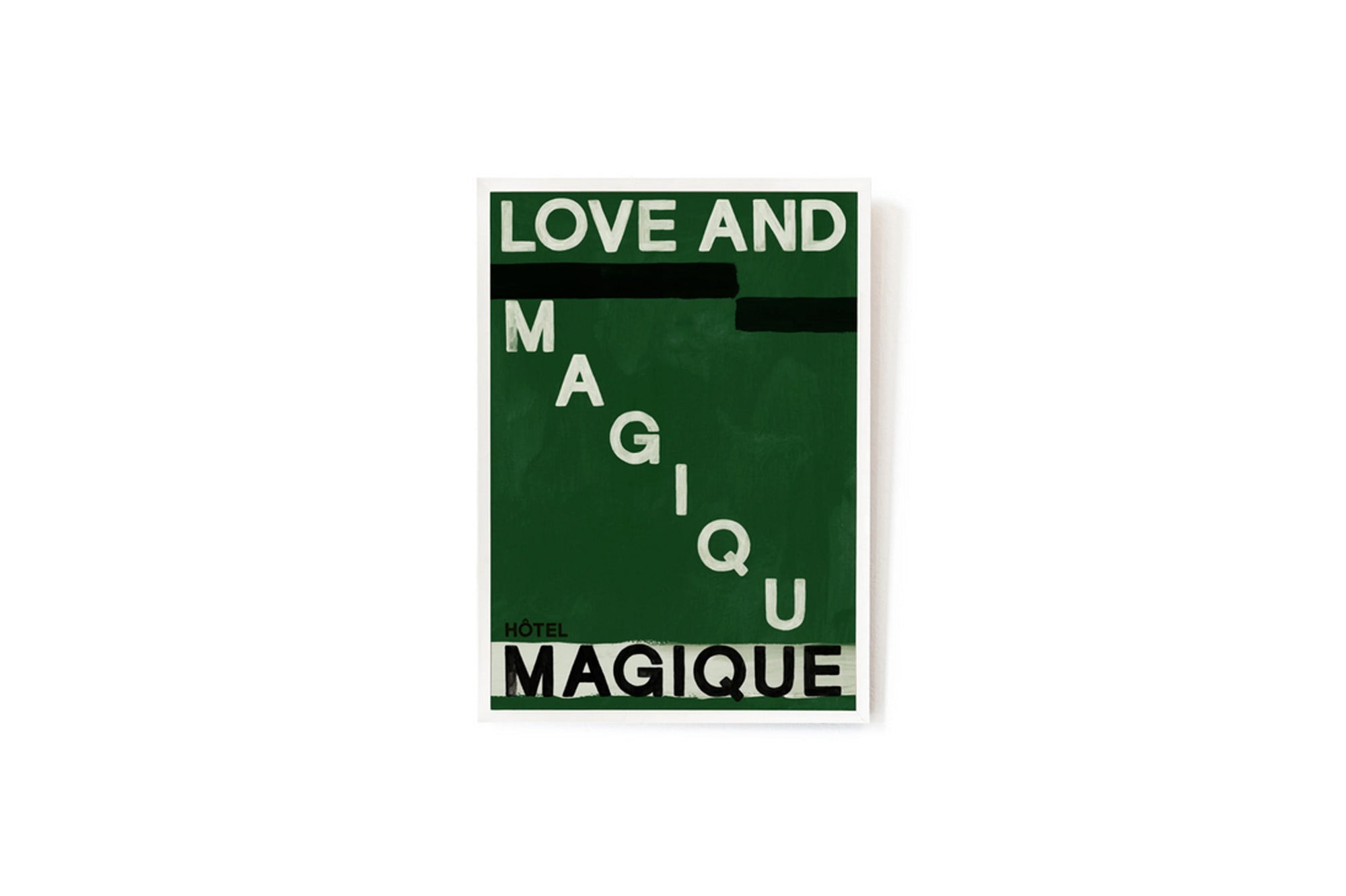 HOTELMAGIQUEはMilouNeelenによって生み出されたブランドです。彼女はフリーランスの仕事を経て、ファッションブランド、スコッチ&amp;amp;ソーダに3年間勤務し、グラフィックデザインの経験を積み、多くのコレクションのプリントやパターンをデザインしました。そして、2013年より独立して活動します。パリのアパートメントからアメリカーナモーテル、ウェスアンダーソンまでレトロなインスピレーションを得たこれらのグラフィックプリントは、シンプルでありながら美しいデザインです。