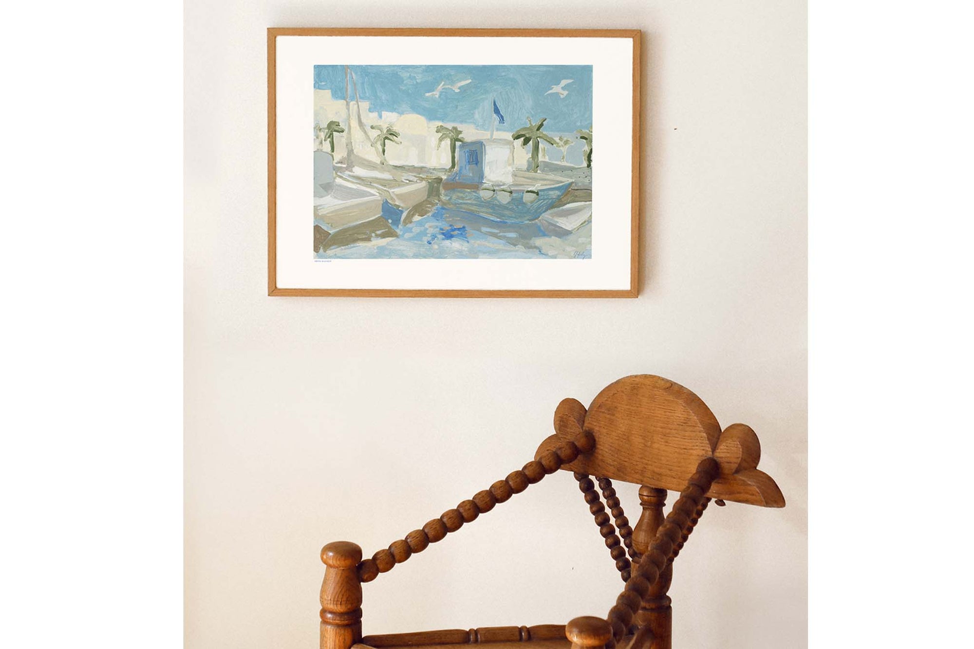 HOTELMAGIQUEはMilouNeelenによって生み出されたブランドです。彼女はフリーランスの仕事を経て、ファッションブランド、スコッチ&amp;amp;ソーダに3年間勤務し、グラフィックデザインの経験を積み、多くのコレクションのプリントやパターンをデザインしました。そして、2013年より独立して活動します。パリのアパートメントからアメリカーナモーテル、ウェスアンダーソンまでレトロなインスピレーションを得たこれらのグラフィックプリントは、シンプルでありながら美しいデザインです。