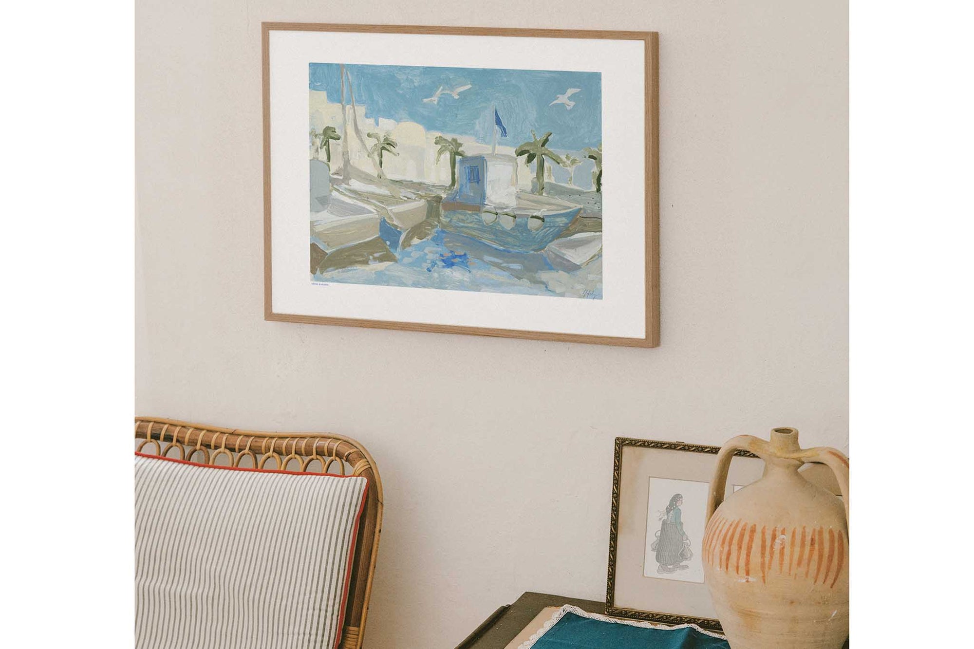 HOTELMAGIQUEはMilouNeelenによって生み出されたブランドです。彼女はフリーランスの仕事を経て、ファッションブランド、スコッチ&amp;amp;ソーダに3年間勤務し、グラフィックデザインの経験を積み、多くのコレクションのプリントやパターンをデザインしました。そして、2013年より独立して活動します。パリのアパートメントからアメリカーナモーテル、ウェスアンダーソンまでレトロなインスピレーションを得たこれらのグラフィックプリントは、シンプルでありながら美しいデザインです。