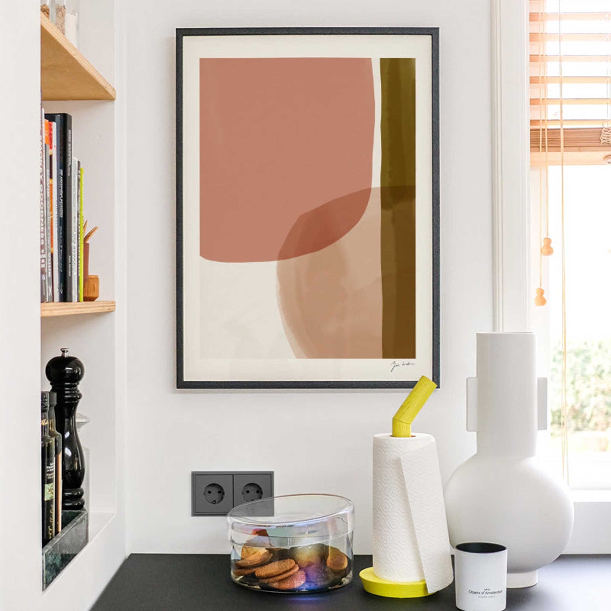 PSTR Studioは、美しく意味のあるアートをすべての人に届けたいという想いから誕生した、アート愛好家によるオンラインアートショップです。アート初心者からコレクターまで、誰もが心から惹かれる一枚に出会えるよう、遊び心と洗練されたデザインを融合させたアートプリントを厳選してご提供しています。新進気鋭の若手から実力派アーティストまで、個性豊かな作品を取り扱っています。当店のファインアートプリントは、色彩の美しさと細部の再現性に優れた高品質ジークレー印刷を採用。リビングや寝室、オフィスなど、さまざまな空間に上質な彩りを添えるインテリアアートとして最適です。作品を選び、飾るという行為を通じて、アートをより身近に感じ、日常に感性豊かな時間を取り入れるお手伝いをすることが私たちの目指す姿です。