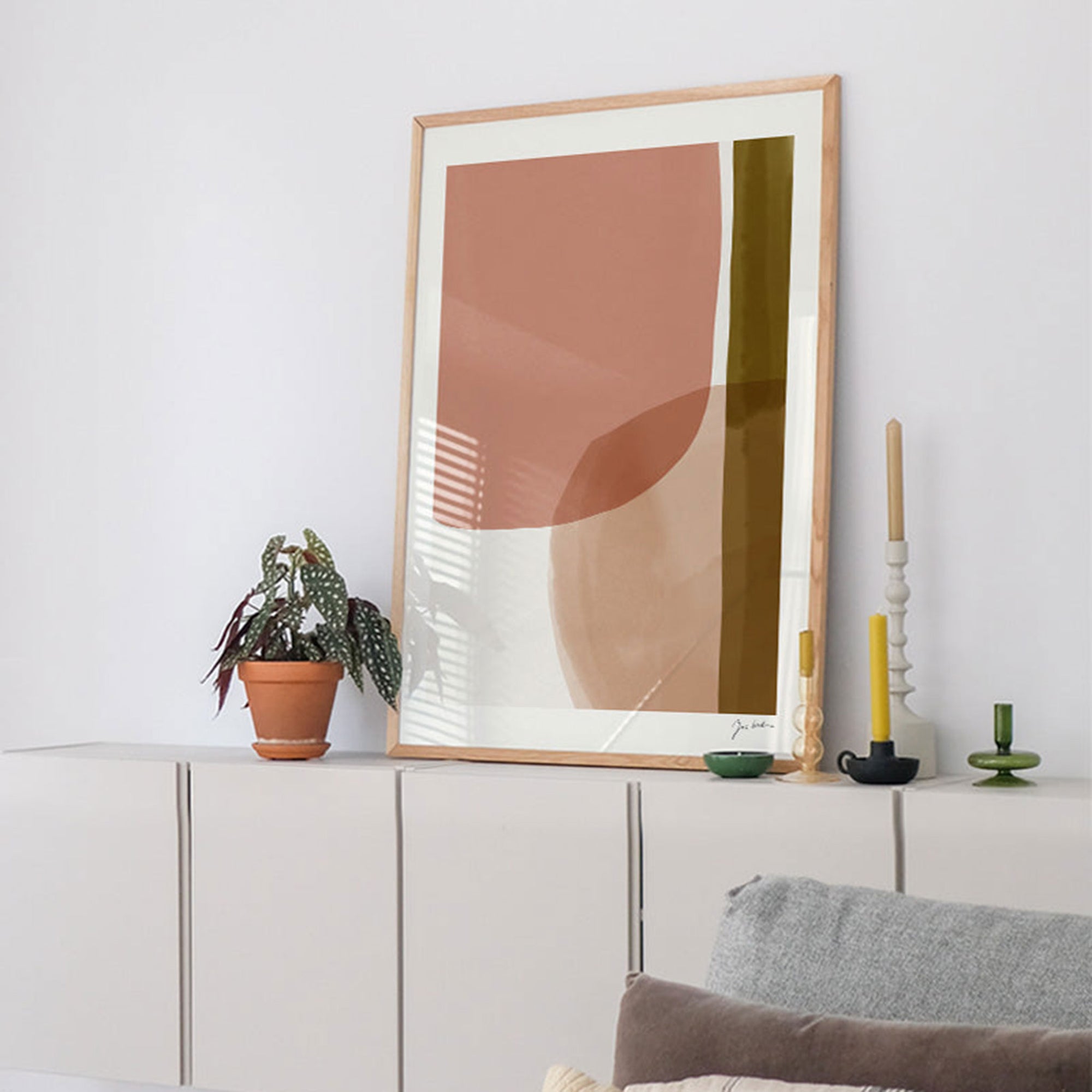 PSTR Studioは、美しく意味のあるアートをすべての人に届けたいという想いから誕生した、アート愛好家によるオンラインアートショップです。アート初心者からコレクターまで、誰もが心から惹かれる一枚に出会えるよう、遊び心と洗練されたデザインを融合させたアートプリントを厳選してご提供しています。新進気鋭の若手から実力派アーティストまで、個性豊かな作品を取り扱っています。当店のファインアートプリントは、色彩の美しさと細部の再現性に優れた高品質ジークレー印刷を採用。リビングや寝室、オフィスなど、さまざまな空間に上質な彩りを添えるインテリアアートとして最適です。作品を選び、飾るという行為を通じて、アートをより身近に感じ、日常に感性豊かな時間を取り入れるお手伝いをすることが私たちの目指す姿です。