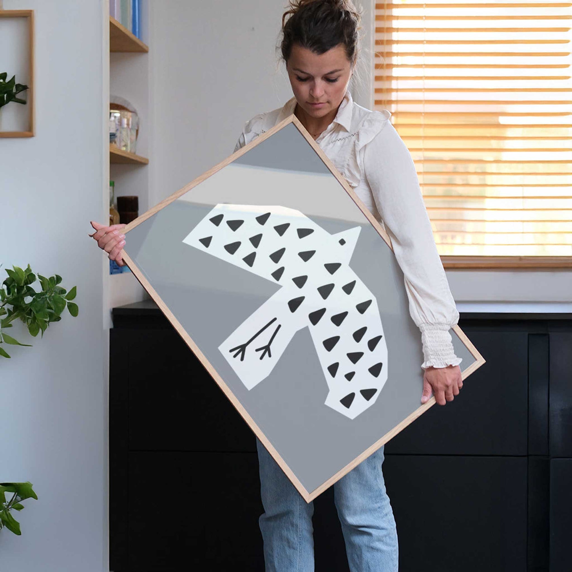 PSTR Studioは、美しく意味のあるアートをすべての人に届けたいという想いから誕生した、アート愛好家によるオンラインアートショップです。アート初心者からコレクターまで、誰もが心から惹かれる一枚に出会えるよう、遊び心と洗練されたデザインを融合させたアートプリントを厳選してご提供しています。新進気鋭の若手から実力派アーティストまで、個性豊かな作品を取り扱っています。当店のファインアートプリントは、色彩の美しさと細部の再現性に優れた高品質ジークレー印刷を採用。リビングや寝室、オフィスなど、さまざまな空間に上質な彩りを添えるインテリアアートとして最適です。作品を選び、飾るという行為を通じて、アートをより身近に感じ、日常に感性豊かな時間を取り入れるお手伝いをすることが私たちの目指す姿です。