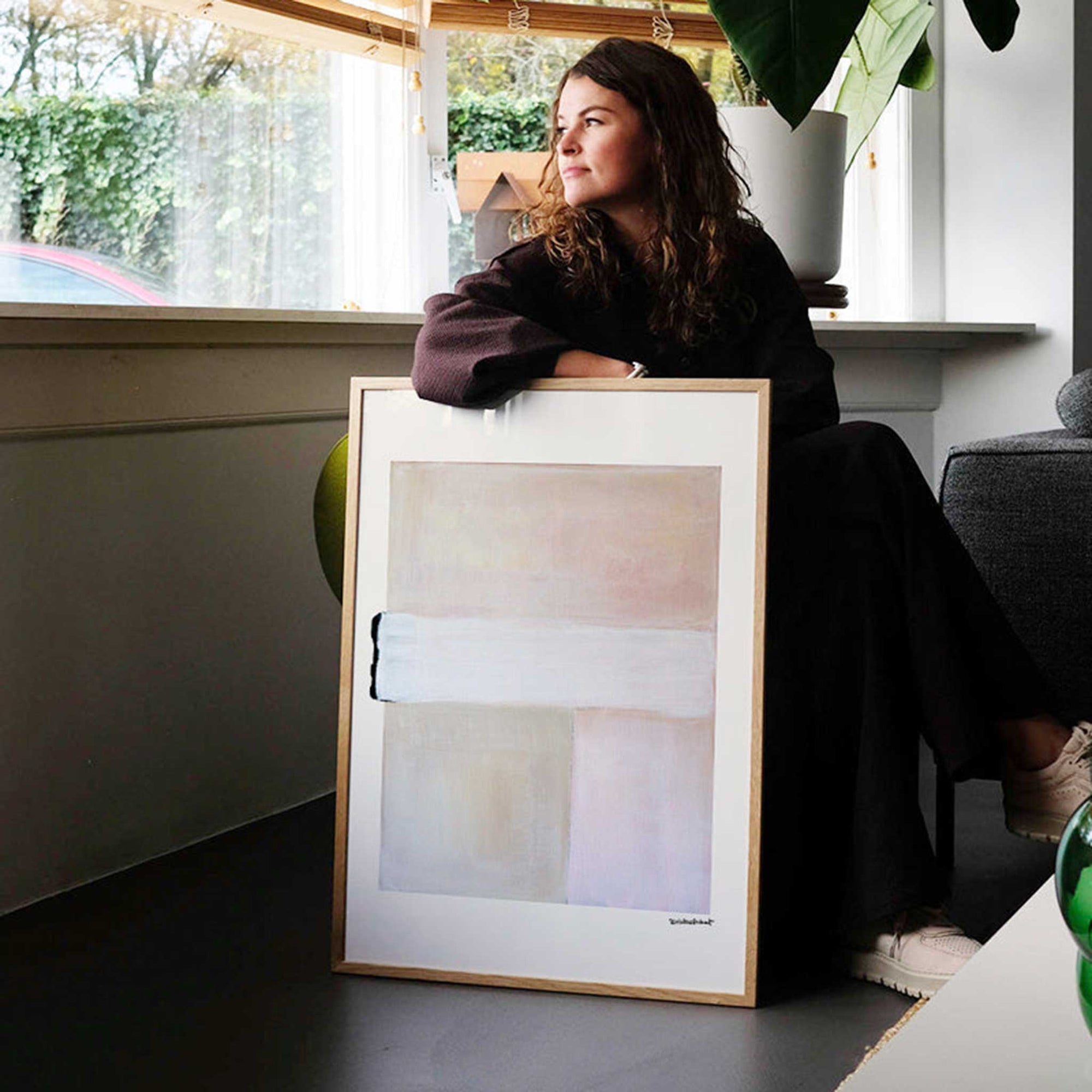 PSTR Studioは、美しく意味のあるアートをすべての人に届けたいという想いから誕生した、アート愛好家によるオンラインアートショップです。アート初心者からコレクターまで、誰もが心から惹かれる一枚に出会えるよう、遊び心と洗練されたデザインを融合させたアートプリントを厳選してご提供しています。新進気鋭の若手から実力派アーティストまで、個性豊かな作品を取り扱っています。当店のファインアートプリントは、色彩の美しさと細部の再現性に優れた高品質ジークレー印刷を採用。リビングや寝室、オフィスなど、さまざまな空間に上質な彩りを添えるインテリアアートとして最適です。作品を選び、飾るという行為を通じて、アートをより身近に感じ、日常に感性豊かな時間を取り入れるお手伝いをすることが私たちの目指す姿です。