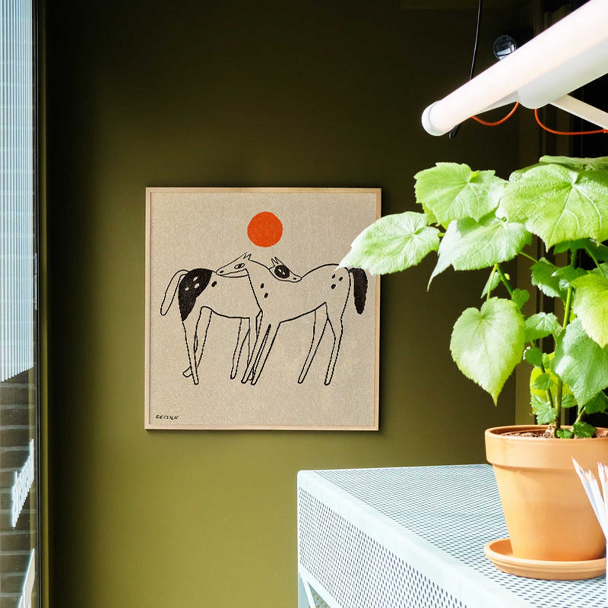 PSTR Studioは、美しく意味のあるアートをすべての人に届けたいという想いから誕生した、アート愛好家によるオンラインアートショップです。アート初心者からコレクターまで、誰もが心から惹かれる一枚に出会えるよう、遊び心と洗練されたデザインを融合させたアートプリントを厳選してご提供しています。新進気鋭の若手から実力派アーティストまで、個性豊かな作品を取り扱っています。当店のファインアートプリントは、色彩の美しさと細部の再現性に優れた高品質ジークレー印刷を採用。リビングや寝室、オフィスなど、さまざまな空間に上質な彩りを添えるインテリアアートとして最適です。作品を選び、飾るという行為を通じて、アートをより身近に感じ、日常に感性豊かな時間を取り入れるお手伝いをすることが私たちの目指す姿です。