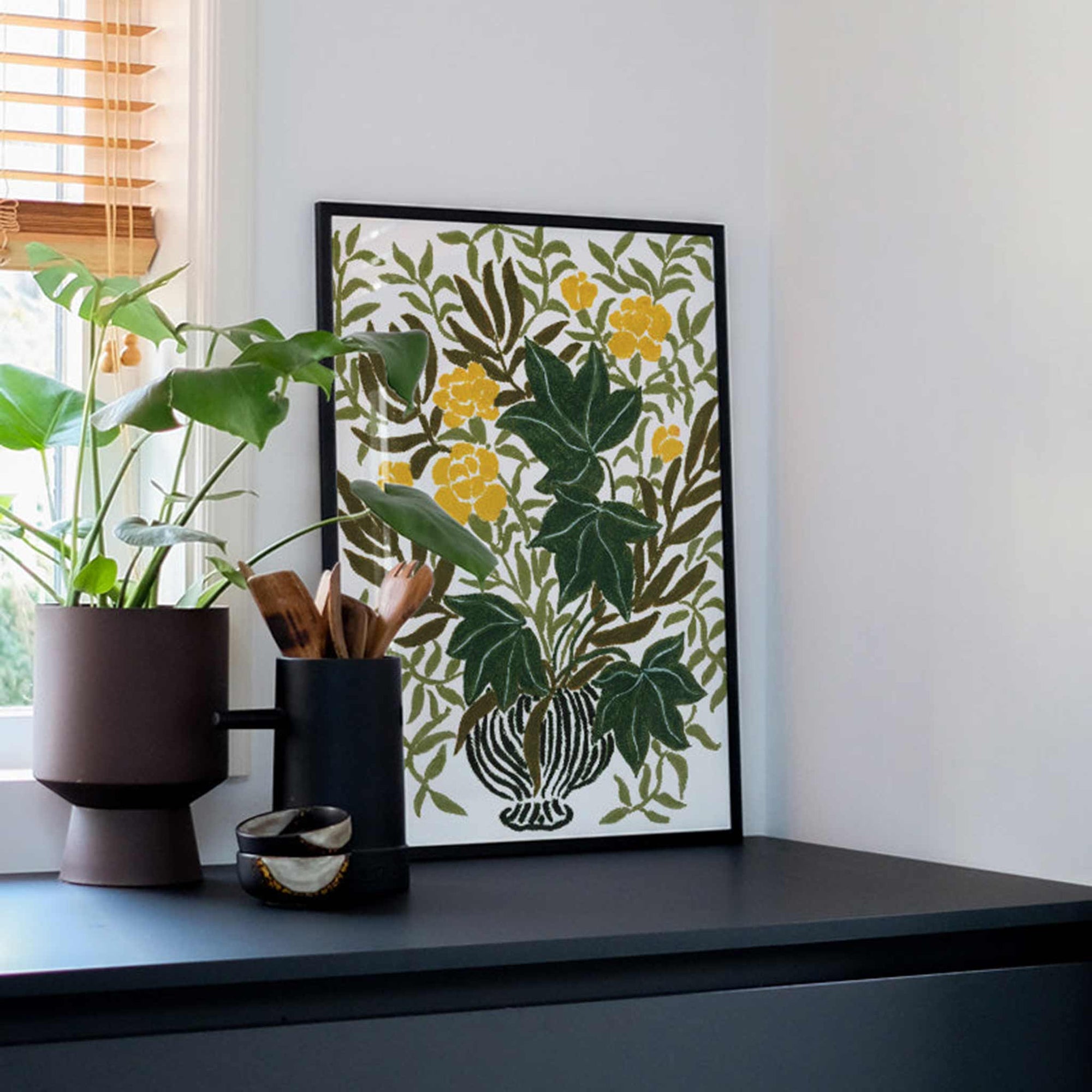 PSTR Studioは、美しく意味のあるアートをすべての人に届けたいという想いから誕生した、アート愛好家によるオンラインアートショップです。アート初心者からコレクターまで、誰もが心から惹かれる一枚に出会えるよう、遊び心と洗練されたデザインを融合させたアートプリントを厳選してご提供しています。新進気鋭の若手から実力派アーティストまで、個性豊かな作品を取り扱っています。当店のファインアートプリントは、色彩の美しさと細部の再現性に優れた高品質ジークレー印刷を採用。リビングや寝室、オフィスなど、さまざまな空間に上質な彩りを添えるインテリアアートとして最適です。作品を選び、飾るという行為を通じて、アートをより身近に感じ、日常に感性豊かな時間を取り入れるお手伝いをすることが私たちの目指す姿です。