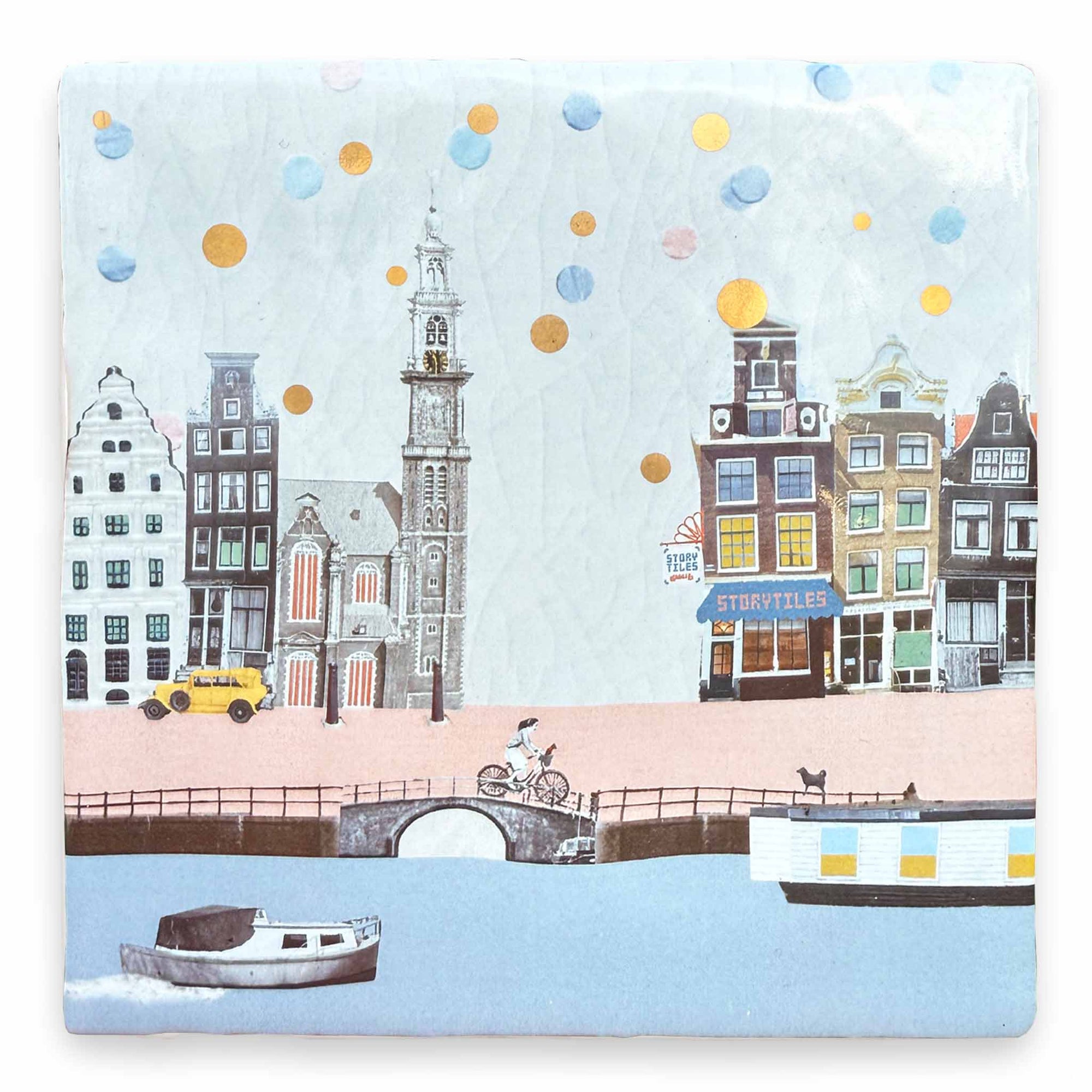 StoryTiles（ストーリータイル）は、オランダ・アムステルダム発のセラミックタイルブランドです。デザイナーMarga van Oersが、古いデルフトタイルに現代的なイラストを重ねたことから誕生しました。伝統的なオランダのタイル文化を受け継ぎながら、動物や人物、風景などをユーモアと物語性のある表現で描いたデザインは、壁に飾る小さなアートピースとして世界中で親しまれています。タイルはオランダ国内の窯で丁寧に焼き上げられ、セラミックならではの質感と釉薬の艶やかな表情が魅力です。紙のポスターとは異なる陶器の重厚感があり、リビングや玄関、キッチンなどに一枚飾るだけで空間に個性と彩りを添えてくれます。北欧インテリアやヨーロッパのヴィンテージ家具とも相性が良く、壁掛けアートやインテリア雑貨を探している方、記念日や新築祝いのギフトにもおすすめのブランドです。