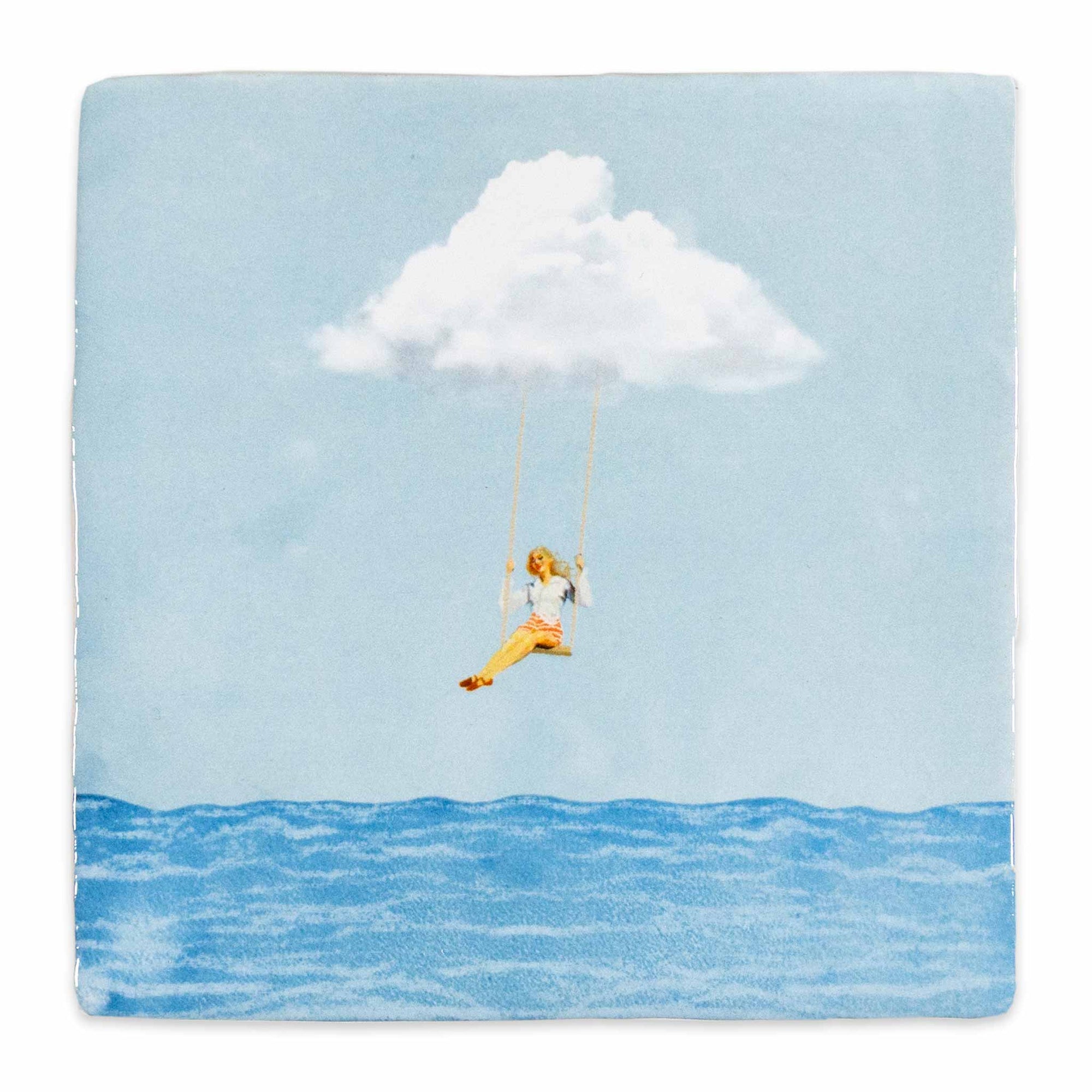 StoryTiles（ストーリータイル）は、オランダ・アムステルダム発のセラミックタイルブランドです。デザイナーMarga van Oersが、古いデルフトタイルに現代的なイラストを重ねたことから誕生しました。伝統的なオランダのタイル文化を受け継ぎながら、動物や人物、風景などをユーモアと物語性のある表現で描いたデザインは、壁に飾る小さなアートピースとして世界中で親しまれています。タイルはオランダ国内の窯で丁寧に焼き上げられ、セラミックならではの質感と釉薬の艶やかな表情が魅力です。紙のポスターとは異なる陶器の重厚感があり、リビングや玄関、キッチンなどに一枚飾るだけで空間に個性と彩りを添えてくれます。北欧インテリアやヨーロッパのヴィンテージ家具とも相性が良く、壁掛けアートやインテリア雑貨を探している方、記念日や新築祝いのギフトにもおすすめのブランドです。