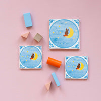 StoryTiles（ストーリータイル）は、オランダ・アムステルダム発のセラミックタイルブランドです。デザイナーMarga van Oersが、古いデルフトタイルに現代的なイラストを重ねたことから誕生しました。伝統的なオランダのタイル文化を受け継ぎながら、動物や人物、風景などをユーモアと物語性のある表現で描いたデザインは、壁に飾る小さなアートピースとして世界中で親しまれています。タイルはオランダ国内の窯で丁寧に焼き上げられ、セラミックならではの質感と釉薬の艶やかな表情が魅力です。紙のポスターとは異なる陶器の重厚感があり、リビングや玄関、キッチンなどに一枚飾るだけで空間に個性と彩りを添えてくれます。北欧インテリアやヨーロッパのヴィンテージ家具とも相性が良く、壁掛けアートやインテリア雑貨を探している方、記念日や新築祝いのギフトにもおすすめのブランドです。