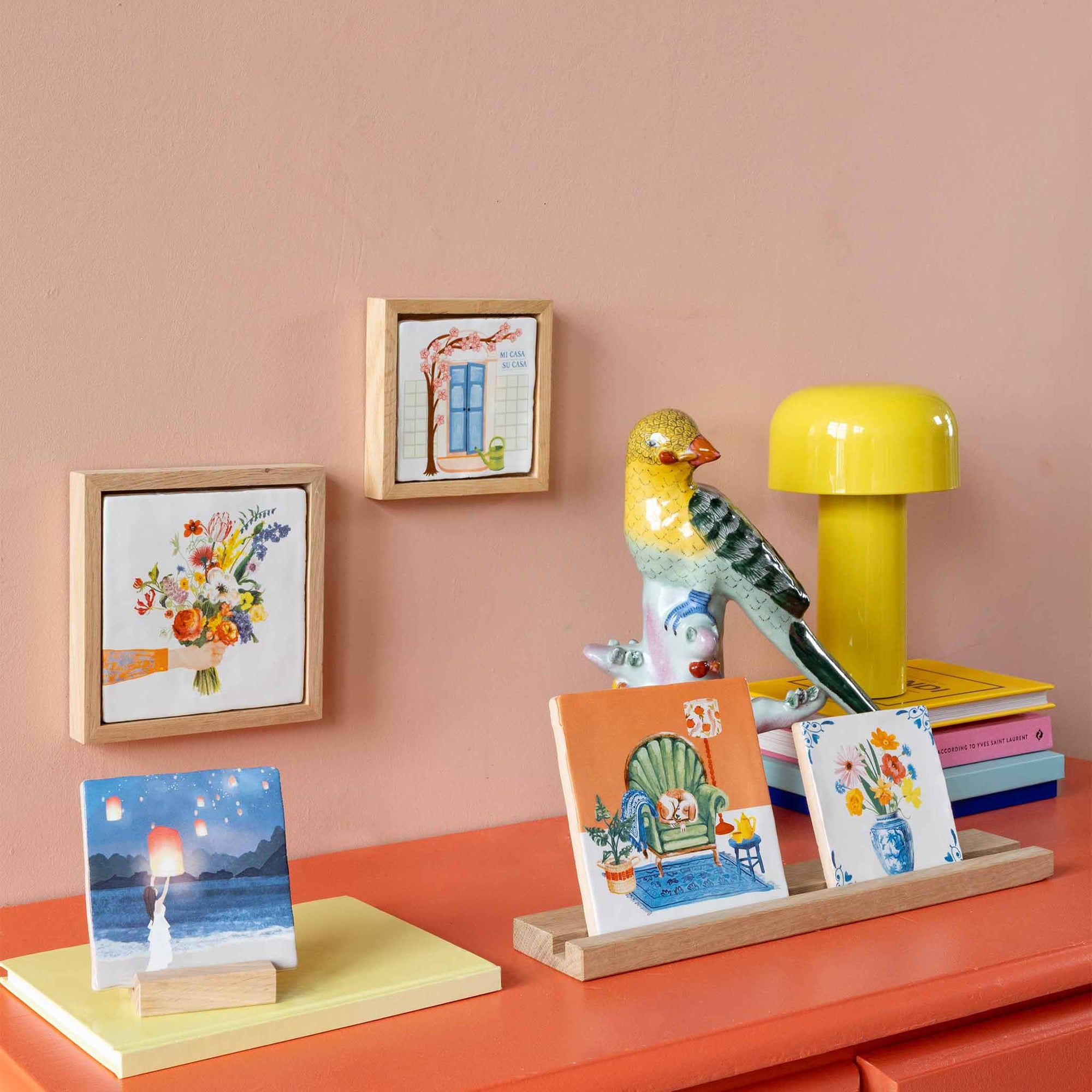 StoryTiles（ストーリータイル）は、オランダ・アムステルダム発のセラミックタイルブランドです。デザイナーMarga van Oersが、古いデルフトタイルに現代的なイラストを重ねたことから誕生しました。伝統的なオランダのタイル文化を受け継ぎながら、動物や人物、風景などをユーモアと物語性のある表現で描いたデザインは、壁に飾る小さなアートピースとして世界中で親しまれています。タイルはオランダ国内の窯で丁寧に焼き上げられ、セラミックならではの質感と釉薬の艶やかな表情が魅力です。紙のポスターとは異なる陶器の重厚感があり、リビングや玄関、キッチンなどに一枚飾るだけで空間に個性と彩りを添えてくれます。北欧インテリアやヨーロッパのヴィンテージ家具とも相性が良く、壁掛けアートやインテリア雑貨を探している方、記念日や新築祝いのギフトにもおすすめのブランドです。