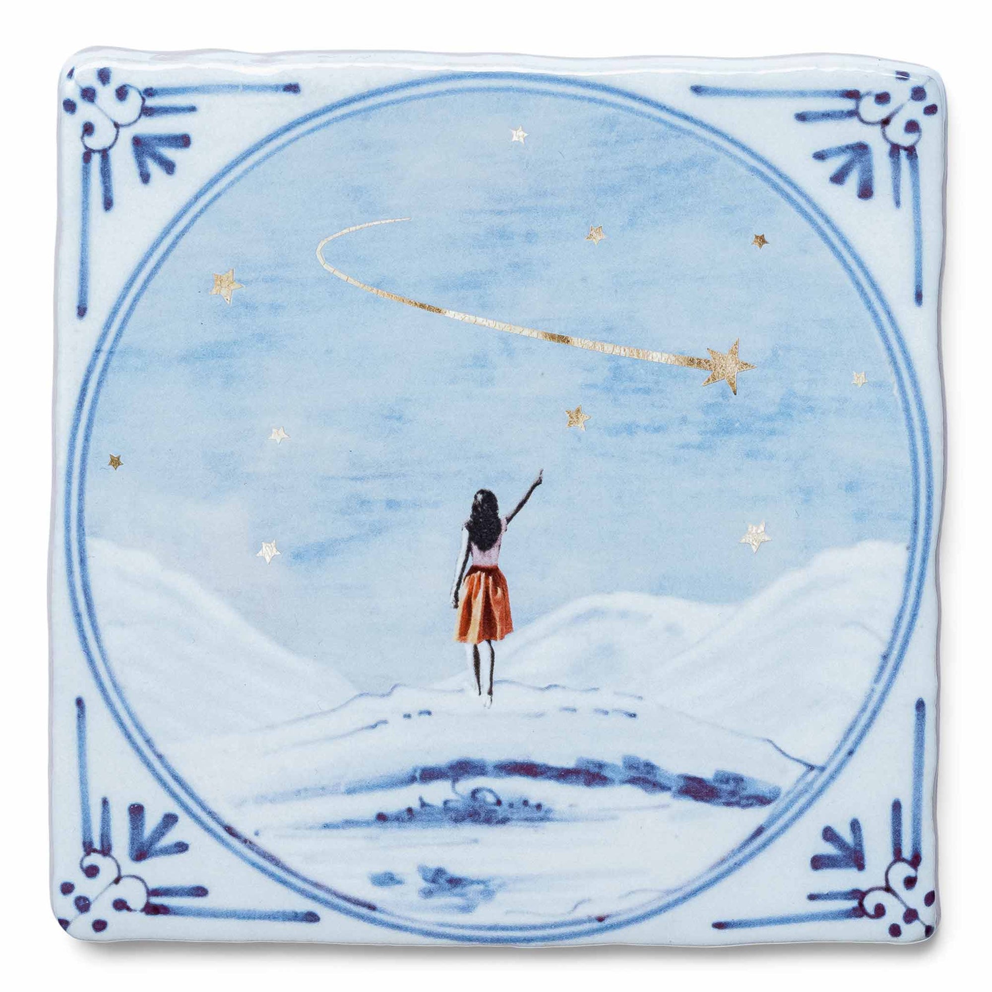 StoryTiles（ストーリータイル）は、オランダ・アムステルダム発のセラミックタイルブランドです。デザイナーMarga van Oersが、古いデルフトタイルに現代的なイラストを重ねたことから誕生しました。伝統的なオランダのタイル文化を受け継ぎながら、動物や人物、風景などをユーモアと物語性のある表現で描いたデザインは、壁に飾る小さなアートピースとして世界中で親しまれています。タイルはオランダ国内の窯で丁寧に焼き上げられ、セラミックならではの質感と釉薬の艶やかな表情が魅力です。紙のポスターとは異なる陶器の重厚感があり、リビングや玄関、キッチンなどに一枚飾るだけで空間に個性と彩りを添えてくれます。北欧インテリアやヨーロッパのヴィンテージ家具とも相性が良く、壁掛けアートやインテリア雑貨を探している方、記念日や新築祝いのギフトにもおすすめのブランドです。