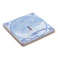 StoryTiles（ストーリータイル）は、オランダ・アムステルダム発のセラミックタイルブランドです。デザイナーMarga van Oersが、古いデルフトタイルに現代的なイラストを重ねたことから誕生しました。伝統的なオランダのタイル文化を受け継ぎながら、動物や人物、風景などをユーモアと物語性のある表現で描いたデザインは、壁に飾る小さなアートピースとして世界中で親しまれています。タイルはオランダ国内の窯で丁寧に焼き上げられ、セラミックならではの質感と釉薬の艶やかな表情が魅力です。紙のポスターとは異なる陶器の重厚感があり、リビングや玄関、キッチンなどに一枚飾るだけで空間に個性と彩りを添えてくれます。北欧インテリアやヨーロッパのヴィンテージ家具とも相性が良く、壁掛けアートやインテリア雑貨を探している方、記念日や新築祝いのギフトにもおすすめのブランドです。
