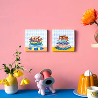 StoryTiles（ストーリータイル）は、オランダ・アムステルダム発のセラミックタイルブランドです。デザイナーMarga van Oersが、古いデルフトタイルに現代的なイラストを重ねたことから誕生しました。伝統的なオランダのタイル文化を受け継ぎながら、動物や人物、風景などをユーモアと物語性のある表現で描いたデザインは、壁に飾る小さなアートピースとして世界中で親しまれています。タイルはオランダ国内の窯で丁寧に焼き上げられ、セラミックならではの質感と釉薬の艶やかな表情が魅力です。紙のポスターとは異なる陶器の重厚感があり、リビングや玄関、キッチンなどに一枚飾るだけで空間に個性と彩りを添えてくれます。北欧インテリアやヨーロッパのヴィンテージ家具とも相性が良く、壁掛けアートやインテリア雑貨を探している方、記念日や新築祝いのギフトにもおすすめのブランドです。