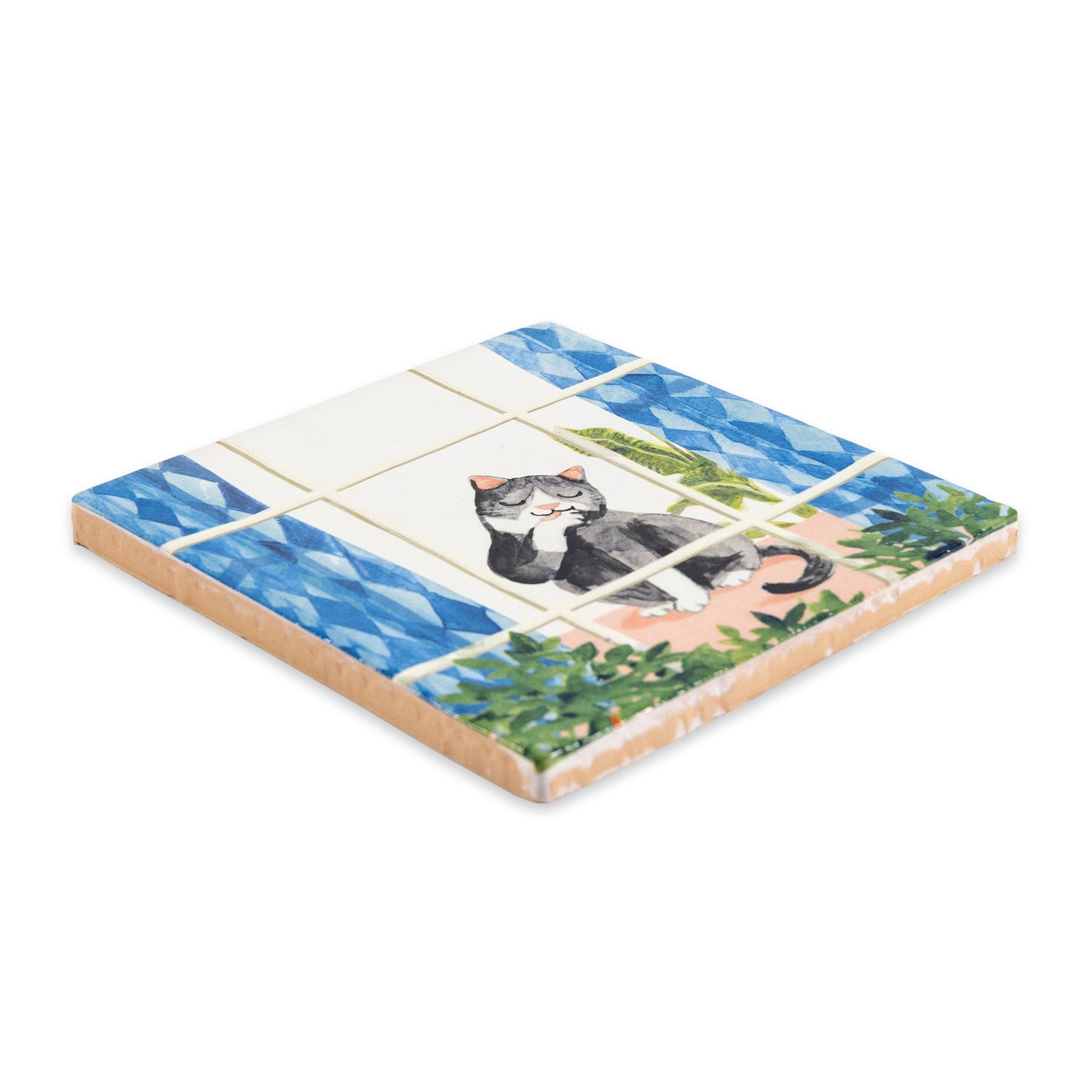StoryTiles（ストーリータイル）は、オランダ・アムステルダム発のセラミックタイルブランドです。デザイナーMarga van Oersが、古いデルフトタイルに現代的なイラストを重ねたことから誕生しました。伝統的なオランダのタイル文化を受け継ぎながら、動物や人物、風景などをユーモアと物語性のある表現で描いたデザインは、壁に飾る小さなアートピースとして世界中で親しまれています。タイルはオランダ国内の窯で丁寧に焼き上げられ、セラミックならではの質感と釉薬の艶やかな表情が魅力です。紙のポスターとは異なる陶器の重厚感があり、リビングや玄関、キッチンなどに一枚飾るだけで空間に個性と彩りを添えてくれます。北欧インテリアやヨーロッパのヴィンテージ家具とも相性が良く、壁掛けアートやインテリア雑貨を探している方、記念日や新築祝いのギフトにもおすすめのブランドです。