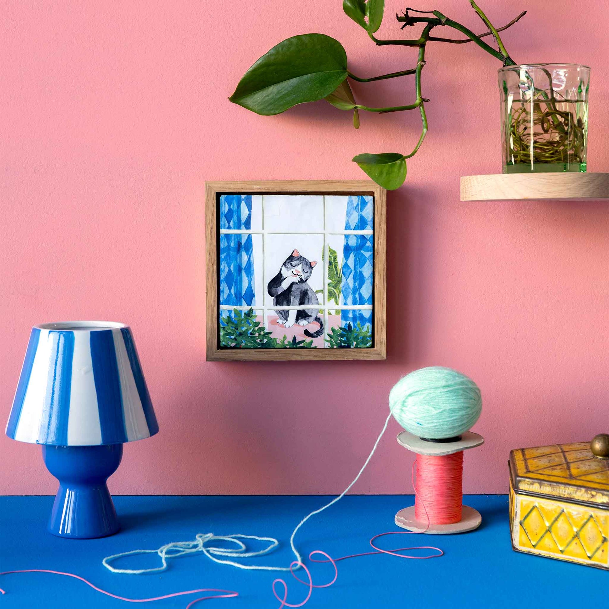 StoryTiles（ストーリータイル）は、オランダ・アムステルダム発のセラミックタイルブランドです。デザイナーMarga van Oersが、古いデルフトタイルに現代的なイラストを重ねたことから誕生しました。伝統的なオランダのタイル文化を受け継ぎながら、動物や人物、風景などをユーモアと物語性のある表現で描いたデザインは、壁に飾る小さなアートピースとして世界中で親しまれています。タイルはオランダ国内の窯で丁寧に焼き上げられ、セラミックならではの質感と釉薬の艶やかな表情が魅力です。紙のポスターとは異なる陶器の重厚感があり、リビングや玄関、キッチンなどに一枚飾るだけで空間に個性と彩りを添えてくれます。北欧インテリアやヨーロッパのヴィンテージ家具とも相性が良く、壁掛けアートやインテリア雑貨を探している方、記念日や新築祝いのギフトにもおすすめのブランドです。