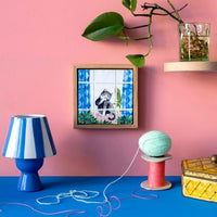 StoryTiles（ストーリータイル）は、オランダ・アムステルダム発のセラミックタイルブランドです。デザイナーMarga van Oersが、古いデルフトタイルに現代的なイラストを重ねたことから誕生しました。伝統的なオランダのタイル文化を受け継ぎながら、動物や人物、風景などをユーモアと物語性のある表現で描いたデザインは、壁に飾る小さなアートピースとして世界中で親しまれています。タイルはオランダ国内の窯で丁寧に焼き上げられ、セラミックならではの質感と釉薬の艶やかな表情が魅力です。紙のポスターとは異なる陶器の重厚感があり、リビングや玄関、キッチンなどに一枚飾るだけで空間に個性と彩りを添えてくれます。北欧インテリアやヨーロッパのヴィンテージ家具とも相性が良く、壁掛けアートやインテリア雑貨を探している方、記念日や新築祝いのギフトにもおすすめのブランドです。