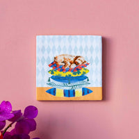 StoryTiles（ストーリータイル）は、オランダ・アムステルダム発のセラミックタイルブランドです。デザイナーMarga van Oersが、古いデルフトタイルに現代的なイラストを重ねたことから誕生しました。伝統的なオランダのタイル文化を受け継ぎながら、動物や人物、風景などをユーモアと物語性のある表現で描いたデザインは、壁に飾る小さなアートピースとして世界中で親しまれています。タイルはオランダ国内の窯で丁寧に焼き上げられ、セラミックならではの質感と釉薬の艶やかな表情が魅力です。紙のポスターとは異なる陶器の重厚感があり、リビングや玄関、キッチンなどに一枚飾るだけで空間に個性と彩りを添えてくれます。北欧インテリアやヨーロッパのヴィンテージ家具とも相性が良く、壁掛けアートやインテリア雑貨を探している方、記念日や新築祝いのギフトにもおすすめのブランドです。