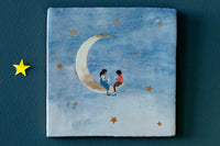 StoryTilesは、アムステルダムにあるセラミックタイルのデザインスタジオです。ある日、Margaの祖母が1600年に作られたとても美しい古いオランダのタイルが入った箱を彼女に渡し、彼女がそのタイルに自分のデザインを加え復活させたことでブランドは誕生します。すべてのタイルは伝統的なダッチオーブンにより高温で焼き上げられます。手作業で焼き上げてデザインされているため、それぞれのデザインは繊細でユニークです。Margaは現在もデザインの責任者であり有名なデザイナーや美術館と定期的に協力し、現在20か国以上で販売されています。