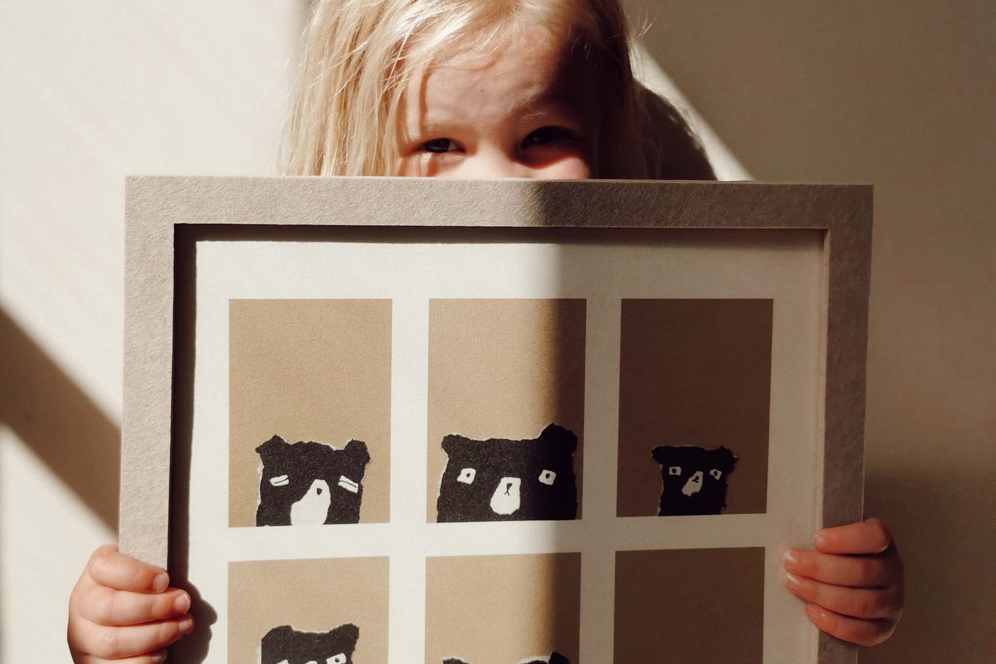 Ted &amp; Toneはオランダのイラストレーションブランドです。2003年に4体の手作り人形から始まったTed &amp; Toneは、子供たちのスペース向けに遊び心のあるデザインで環境に優しい素材のプリントを提供することに重点を置いています。ミニマルなアースカラーを基調として子供から大人まで楽しめるような素敵なタッチの作品です。