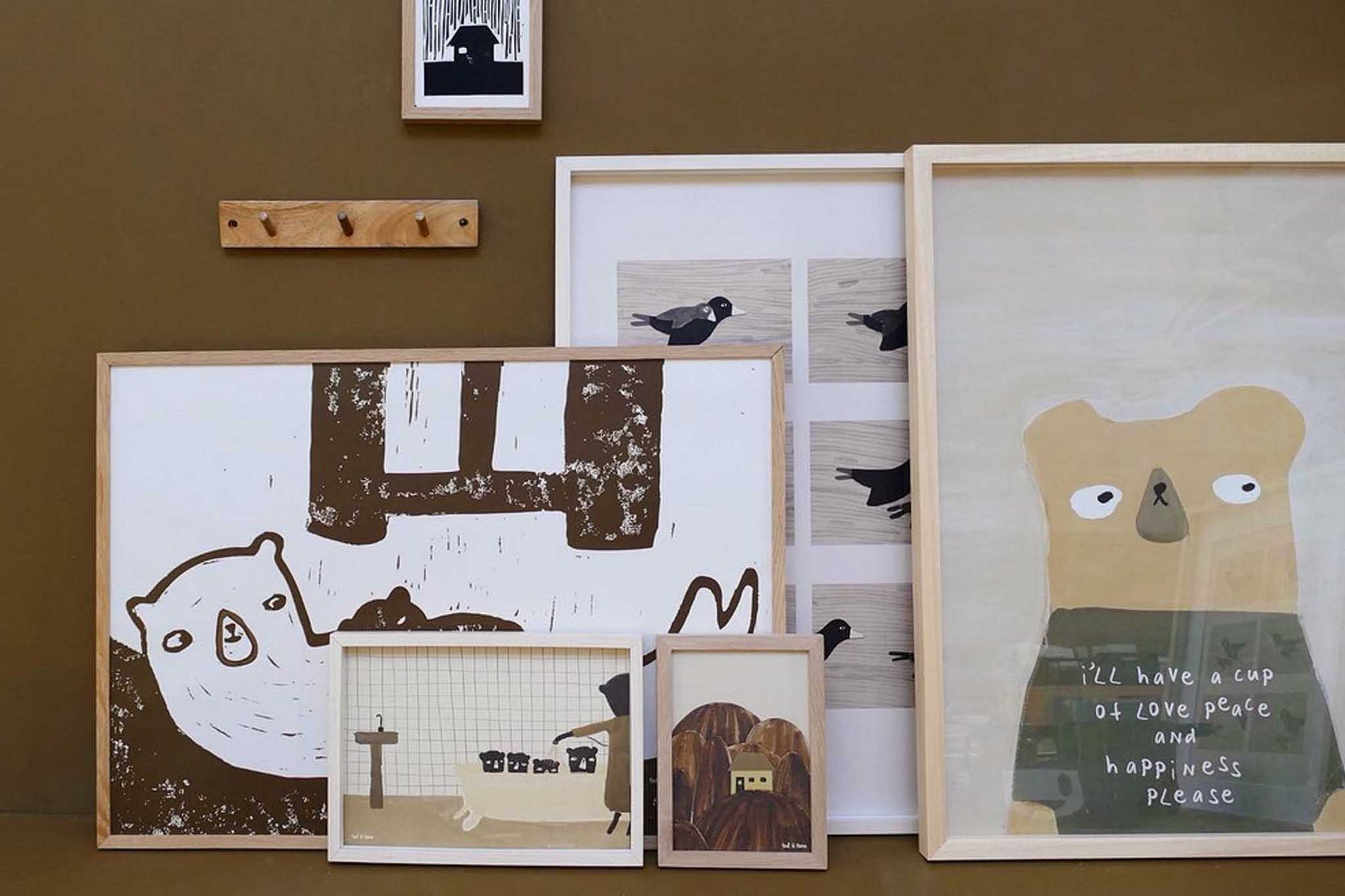 Ted &amp; Toneはオランダのイラストレーションブランドです。2003年に4体の手作り人形から始まったTed &amp; Toneは、子供たちのスペース向けに遊び心のあるデザインで環境に優しい素材のプリントを提供することに重点を置いています。ミニマルなアースカラーを基調として子供から大人まで楽しめるような素敵なタッチの作品です。