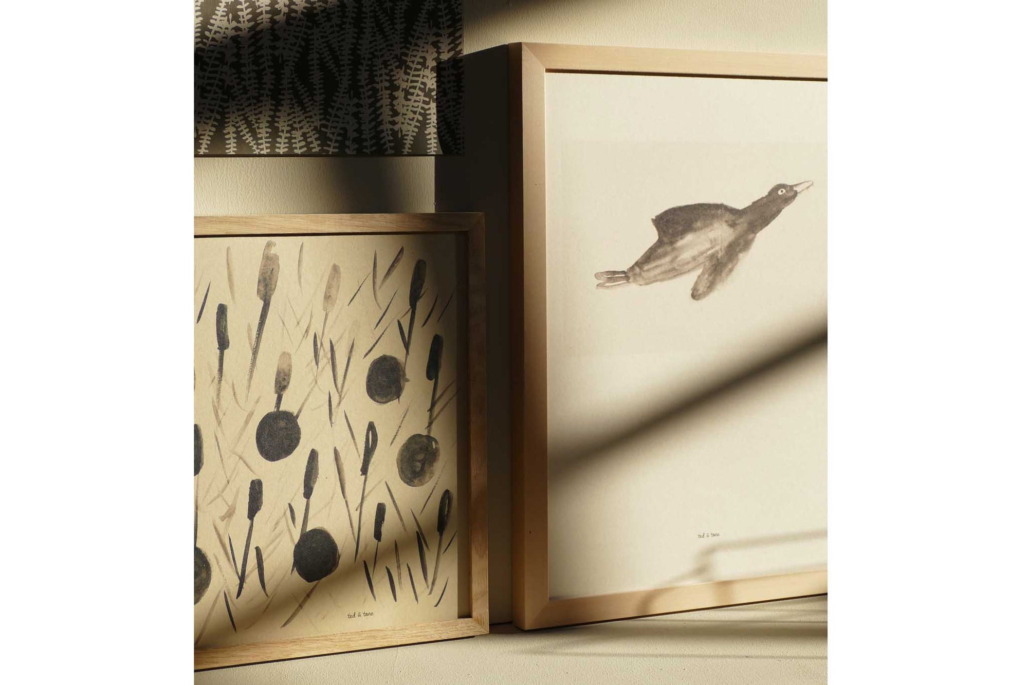 Ted &amp; Toneはオランダのイラストレーションブランドです。2003年に4体の手作り人形から始まったTed &amp; Toneは、子供たちのスペース向けに遊び心のあるデザインで環境に優しい素材のプリントを提供することに重点を置いています。ミニマルなアースカラーを基調として子供から大人まで楽しめるような素敵なタッチの作品です。