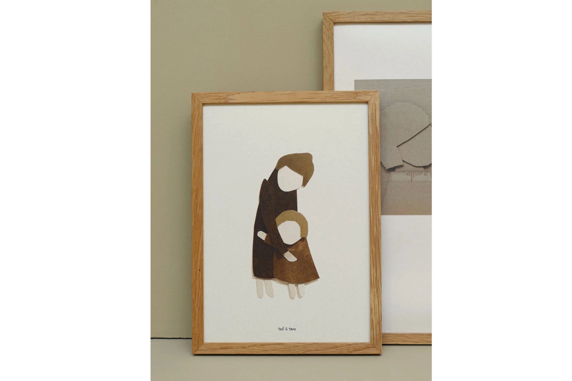 Ted &amp; Toneはオランダのイラストレーションブランドです。2003年に4体の手作り人形から始まったTed &amp; Toneは、子供たちのスペース向けに遊び心のあるデザインで環境に優しい素材のプリントを提供することに重点を置いています。ミニマルなアースカラーを基調として子供から大人まで楽しめるような素敵なタッチの作品です。