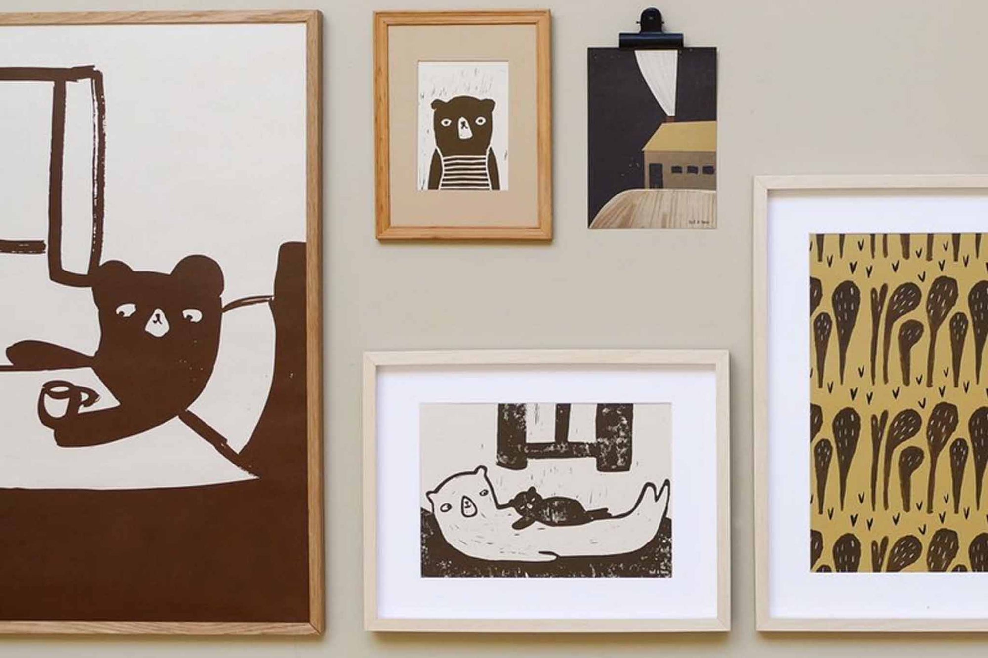 Ted &amp; Toneはオランダのイラストレーションブランドです。2003年に4体の手作り人形から始まったTed &amp; Toneは、子供たちのスペース向けに遊び心のあるデザインで環境に優しい素材のプリントを提供することに重点を置いています。ミニマルなアースカラーを基調として子供から大人まで楽しめるような素敵なタッチの作品です。
