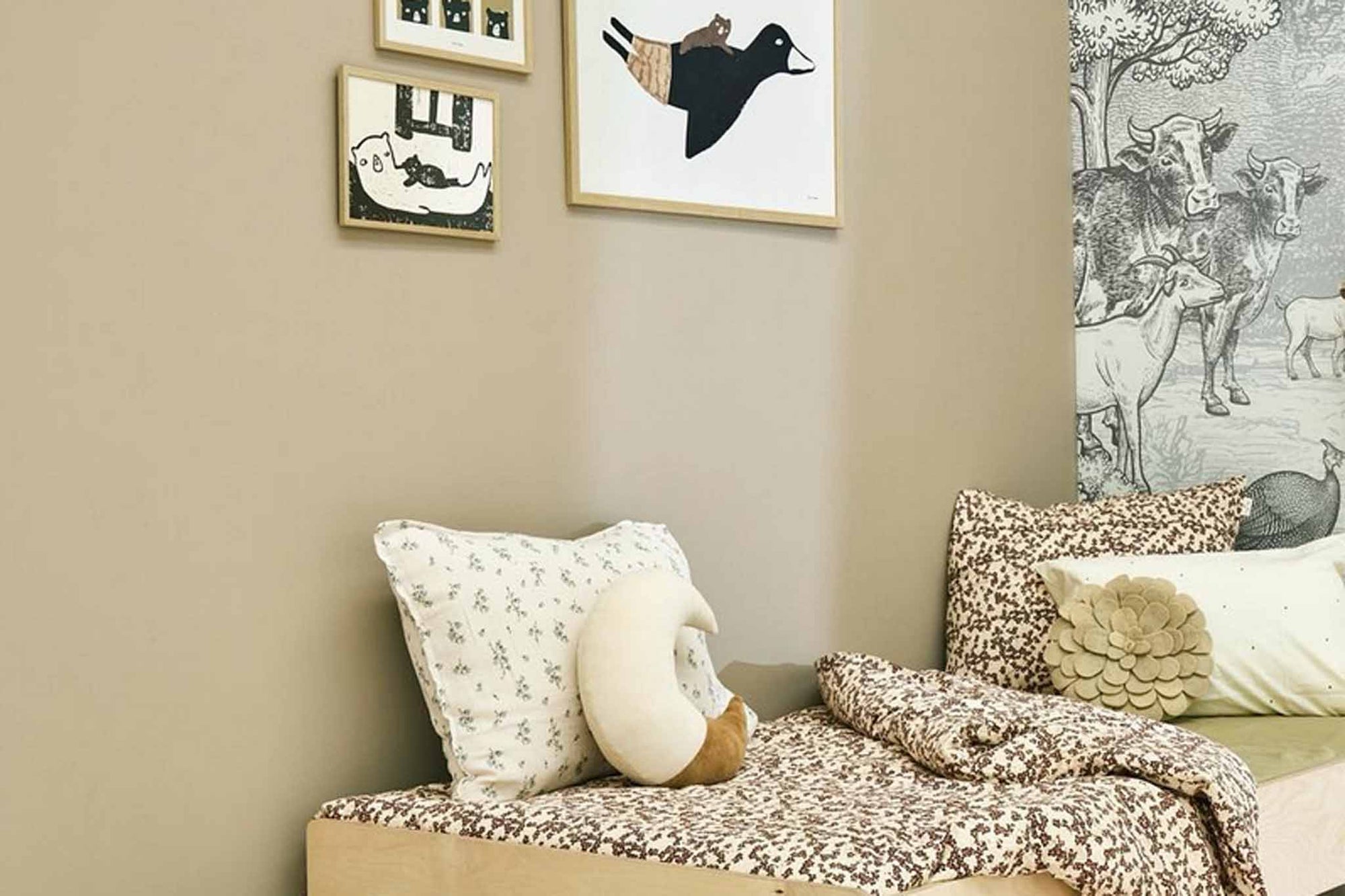 Ted &amp; Toneはオランダのイラストレーションブランドです。2003年に4体の手作り人形から始まったTed &amp; Toneは、子供たちのスペース向けに遊び心のあるデザインで環境に優しい素材のプリントを提供することに重点を置いています。ミニマルなアースカラーを基調として子供から大人まで楽しめるような素敵なタッチの作品です。