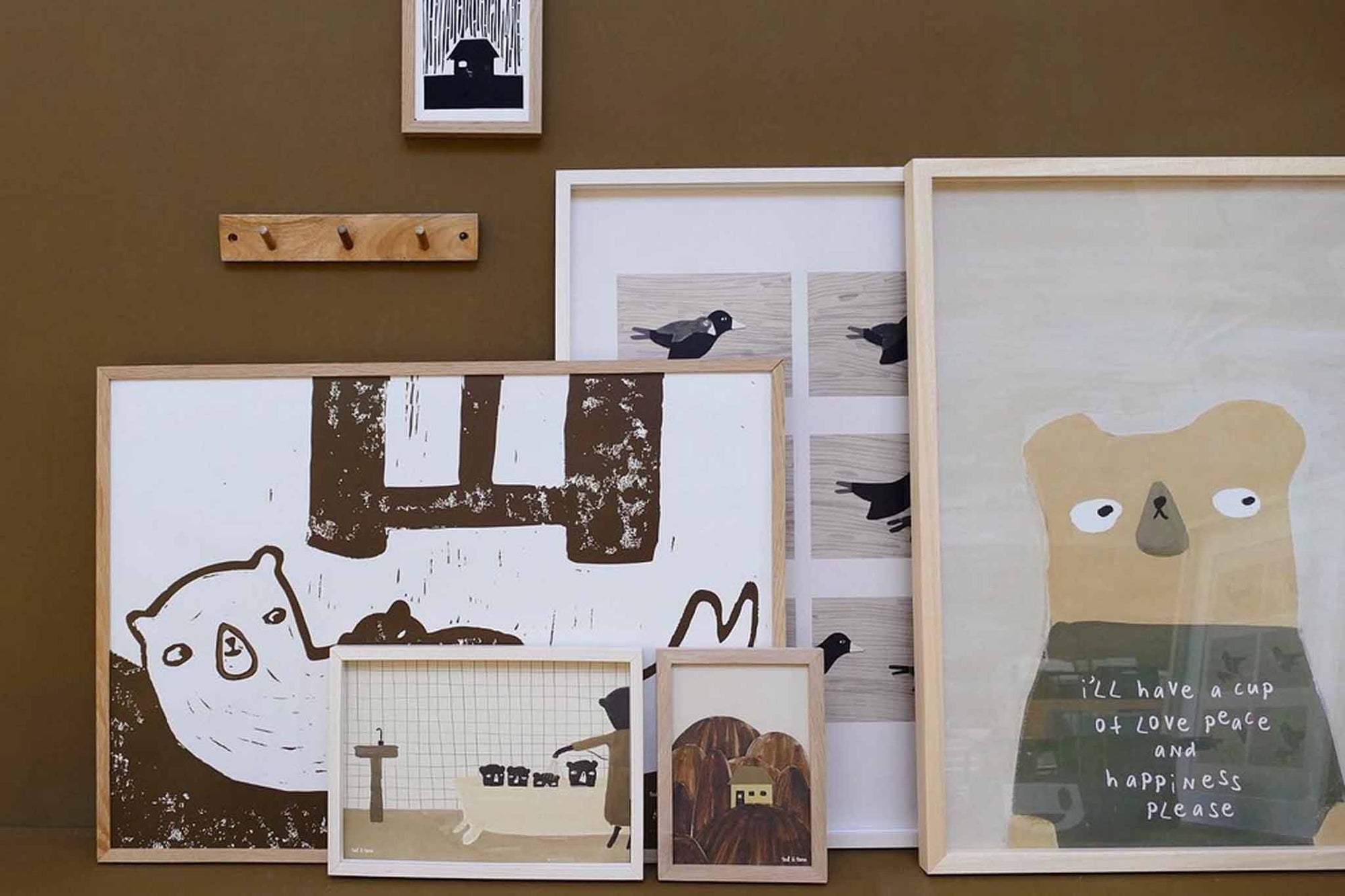 Ted &amp; Toneはオランダのイラストレーションブランドです。2003年に4体の手作り人形から始まったTed &amp; Toneは、子供たちのスペース向けに遊び心のあるデザインで環境に優しい素材のプリントを提供することに重点を置いています。ミニマルなアースカラーを基調として子供から大人まで楽しめるような素敵なタッチの作品です。