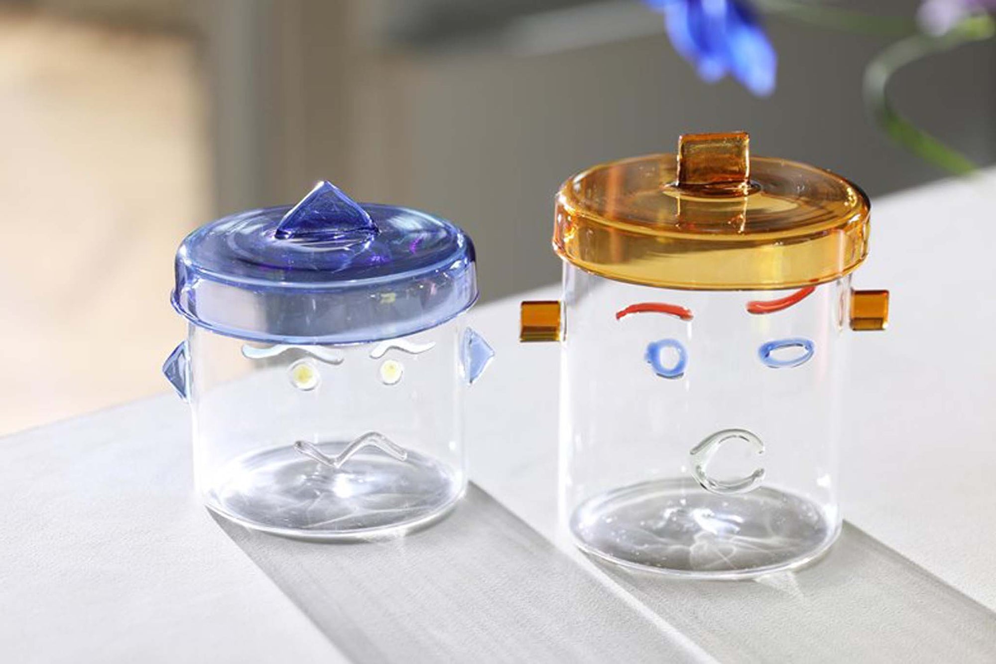 オランダ・アムステルダム発のインテリアブランド&Klevering（アンド・クレベリング）は、1992年の創業以来、「デザインを最優先に」という理念のもと、カラフルで個性的なホームアクセサリーを展開しています。アムステルダムらしいオリジナリティを大切にし、どんな空間にも調和しながらも印象的な存在感を放つデザインが魅力です。&Kleveringのアイテムは、自宅用としてはもちろん、贈り物にも最適です。コレクションはすべてチームで丁寧に作り上げられ、現代アートやヴィンテージスタイルからインスピレーションを受けたユニークでタイムレスなデザインを追求しています。また、「Buro Berger」というブランド名でも著名なアーティストとのコラボレーションを行い、革新性と伝統を両立しながら、常に新しい驚きを届けています。