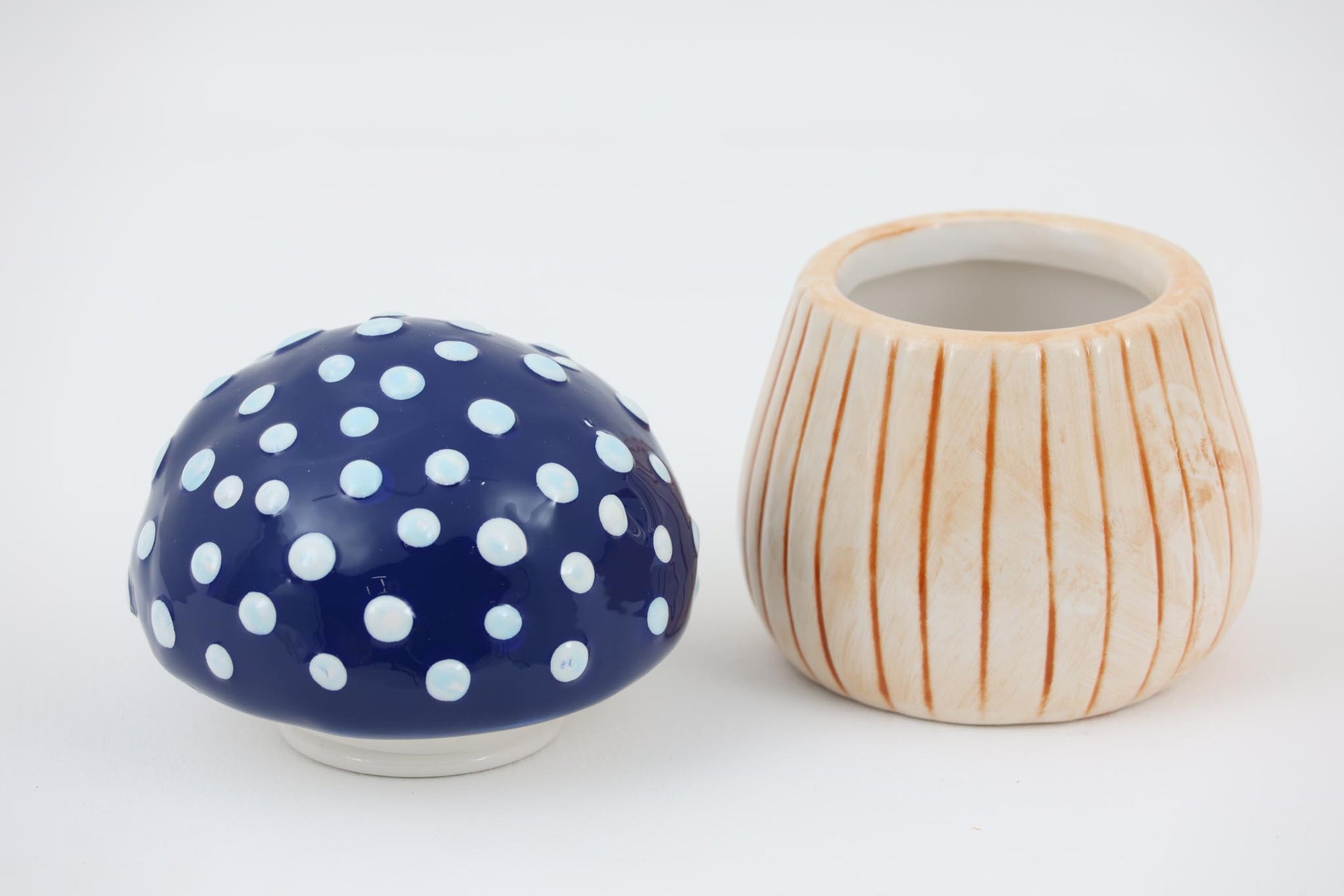 オランダ・アムステルダム発のインテリアブランド&Klevering（アンド・クレベリング）は、1992年の創業以来、「デザインを最優先に」という理念のもと、カラフルで個性的なホームアクセサリーを展開しています。アムステルダムらしいオリジナリティを大切にし、どんな空間にも調和しながらも印象的な存在感を放つデザインが魅力です。&Kleveringのアイテムは、自宅用としてはもちろん、贈り物にも最適です。コレクションはすべてチームで丁寧に作り上げられ、現代アートやヴィンテージスタイルからインスピレーションを受けたユニークでタイムレスなデザインを追求しています。また、「Buro Berger」というブランド名でも著名なアーティストとのコラボレーションを行い、革新性と伝統を両立しながら、常に新しい驚きを届けています。