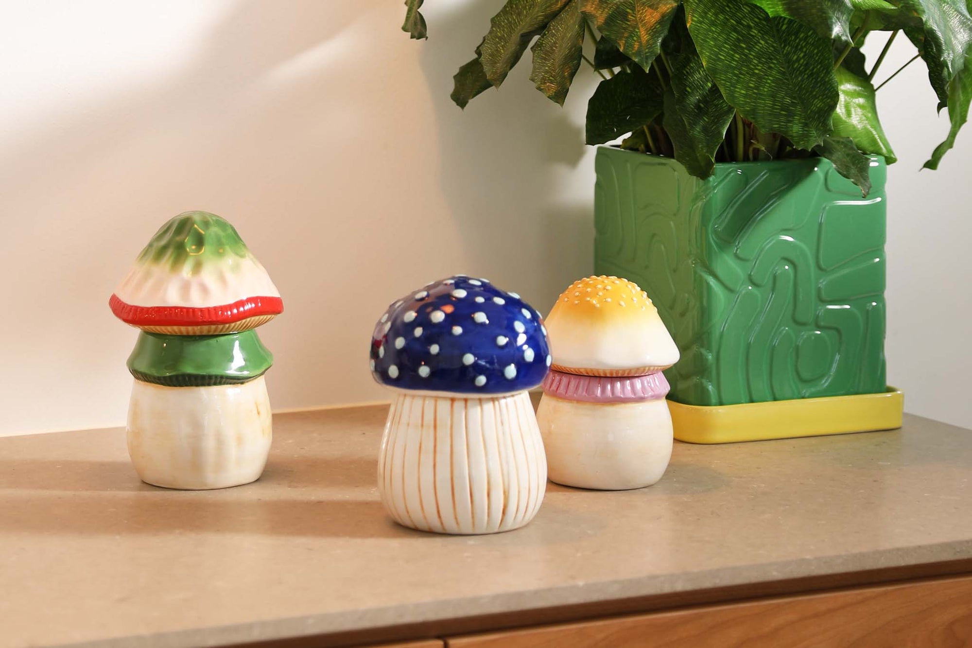 オランダ・アムステルダム発のインテリアブランド&amp;Klevering（アンド・クレベリング）は、1992年の創業以来、「デザインを最優先に」という理念のもと、カラフルで個性的なホームアクセサリーを展開しています。アムステルダムらしいオリジナリティを大切にし、どんな空間にも調和しながらも印象的な存在感を放つデザインが魅力です。&amp;Kleveringのアイテムは、自宅用としてはもちろん、贈り物にも最適です。コレクションはすべてチームで丁寧に作り上げられ、現代アートやヴィンテージスタイルからインスピレーションを受けたユニークでタイムレスなデザインを追求しています。また、「Buro Berger」というブランド名でも著名なアーティストとのコラボレーションを行い、革新性と伝統を両立しながら、常に新しい驚きを届けています。