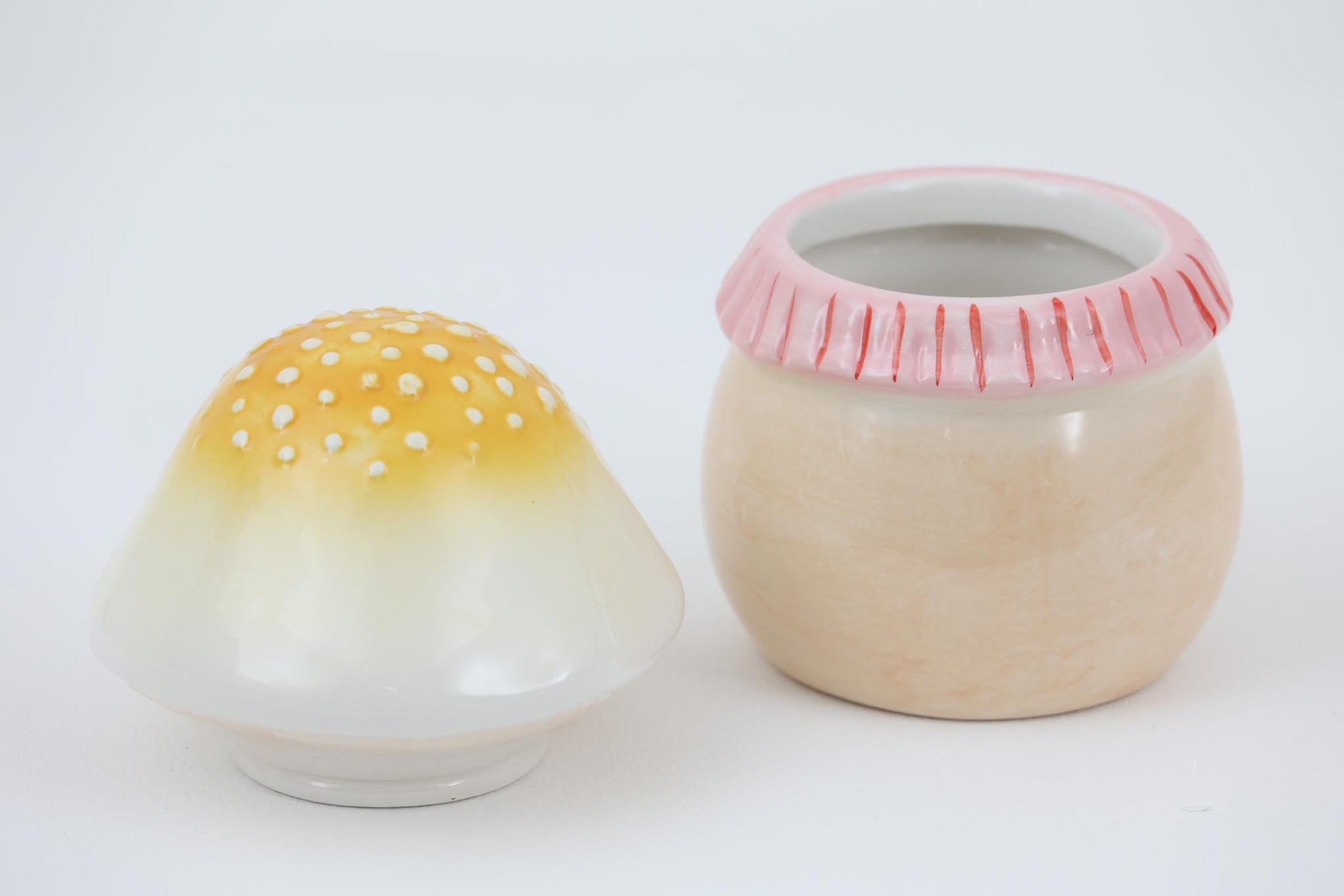 オランダ・アムステルダム発のインテリアブランド&Klevering（アンド・クレベリング）は、1992年の創業以来、「デザインを最優先に」という理念のもと、カラフルで個性的なホームアクセサリーを展開しています。アムステルダムらしいオリジナリティを大切にし、どんな空間にも調和しながらも印象的な存在感を放つデザインが魅力です。&Kleveringのアイテムは、自宅用としてはもちろん、贈り物にも最適です。コレクションはすべてチームで丁寧に作り上げられ、現代アートやヴィンテージスタイルからインスピレーションを受けたユニークでタイムレスなデザインを追求しています。また、「Buro Berger」というブランド名でも著名なアーティストとのコラボレーションを行い、革新性と伝統を両立しながら、常に新しい驚きを届けています。