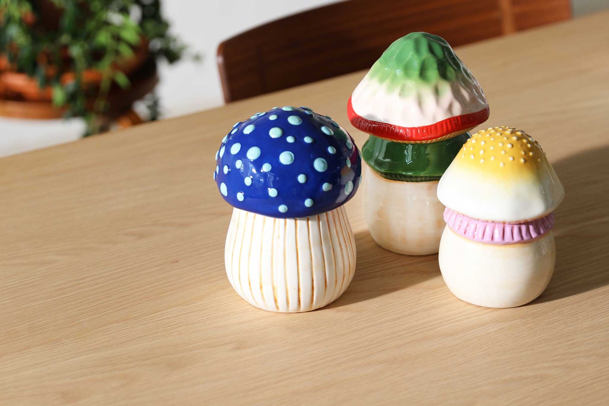 オランダ・アムステルダム発のインテリアブランド&amp;Klevering（アンド・クレベリング）は、1992年の創業以来、「デザインを最優先に」という理念のもと、カラフルで個性的なホームアクセサリーを展開しています。アムステルダムらしいオリジナリティを大切にし、どんな空間にも調和しながらも印象的な存在感を放つデザインが魅力です。&amp;Kleveringのアイテムは、自宅用としてはもちろん、贈り物にも最適です。コレクションはすべてチームで丁寧に作り上げられ、現代アートやヴィンテージスタイルからインスピレーションを受けたユニークでタイムレスなデザインを追求しています。また、「Buro Berger」というブランド名でも著名なアーティストとのコラボレーションを行い、革新性と伝統を両立しながら、常に新しい驚きを届けています。