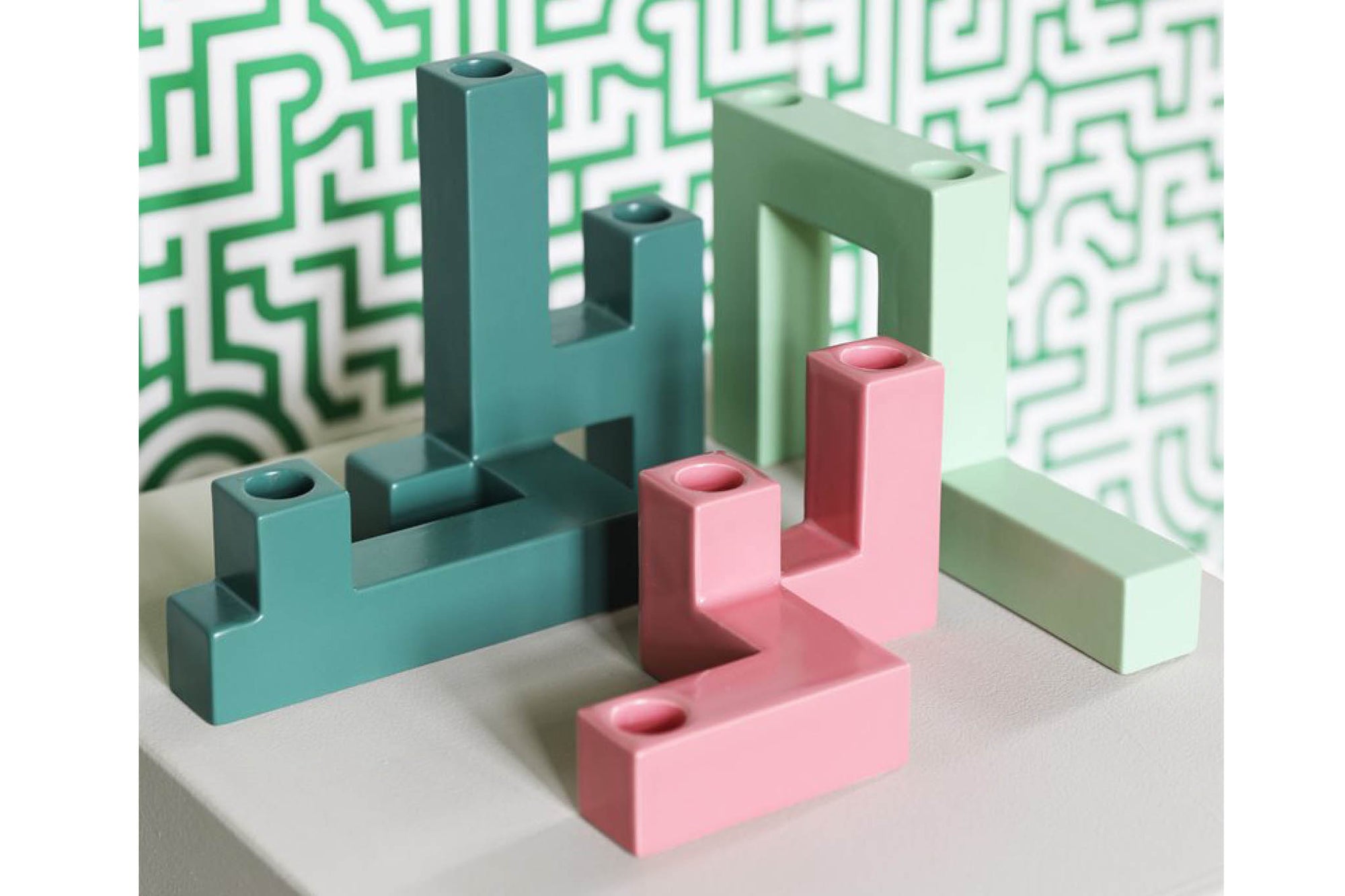 オランダ・アムステルダム発のインテリアブランド&Klevering（アンド・クレベリング）は、1992年の創業以来、「デザインを最優先に」という理念のもと、カラフルで個性的なホームアクセサリーを展開しています。アムステルダムらしいオリジナリティを大切にし、どんな空間にも調和しながらも印象的な存在感を放つデザインが魅力です。&Kleveringのアイテムは、自宅用としてはもちろん、贈り物にも最適です。コレクションはすべてチームで丁寧に作り上げられ、現代アートやヴィンテージスタイルからインスピレーションを受けたユニークでタイムレスなデザインを追求しています。また、「Buro Berger」というブランド名でも著名なアーティストとのコラボレーションを行い、革新性と伝統を両立しながら、常に新しい驚きを届けています。